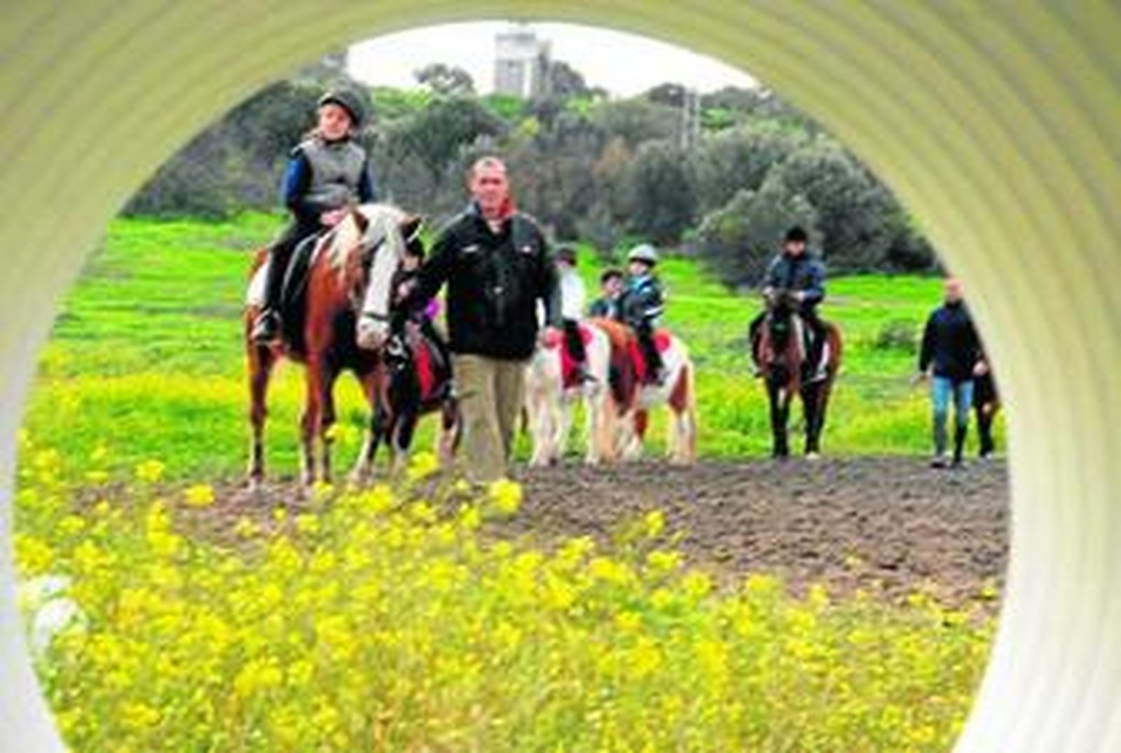 Una de las sesiones de equinoterapia, en las pistas de Camposoto que utiliza la Asociación Hípica.