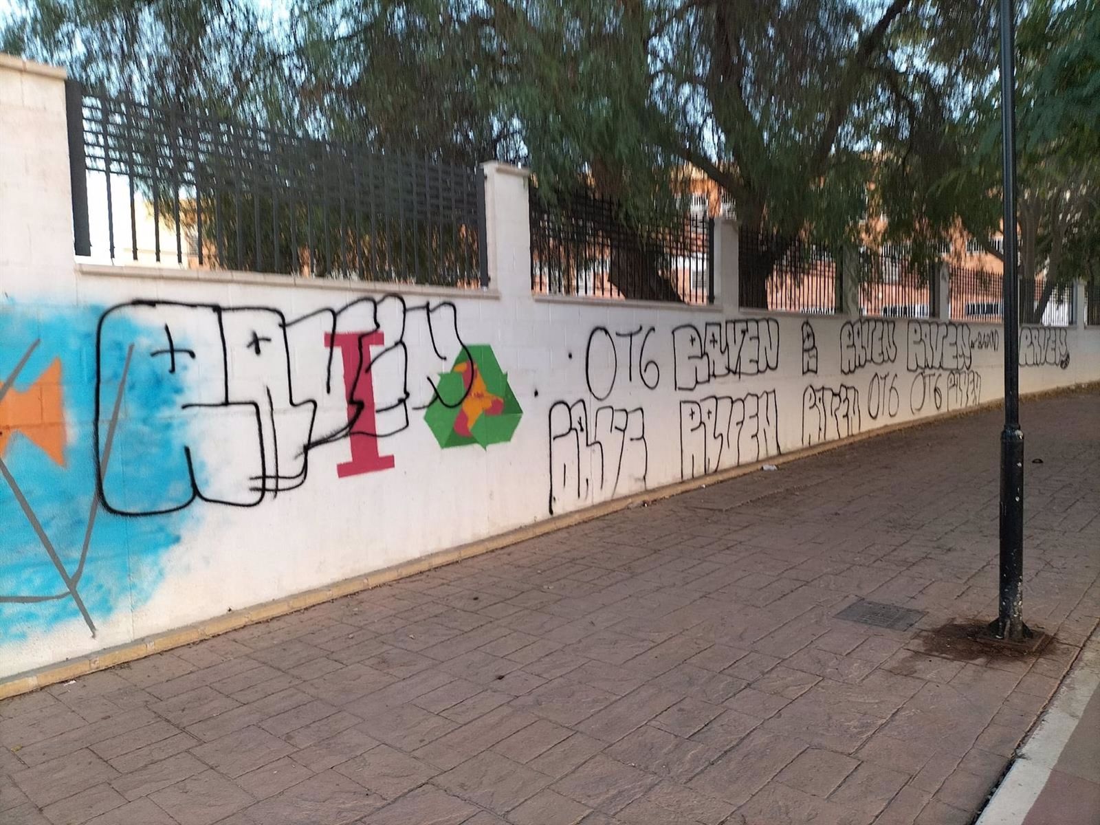 Algunos de los grafitis en Alhaurín de la Torre.