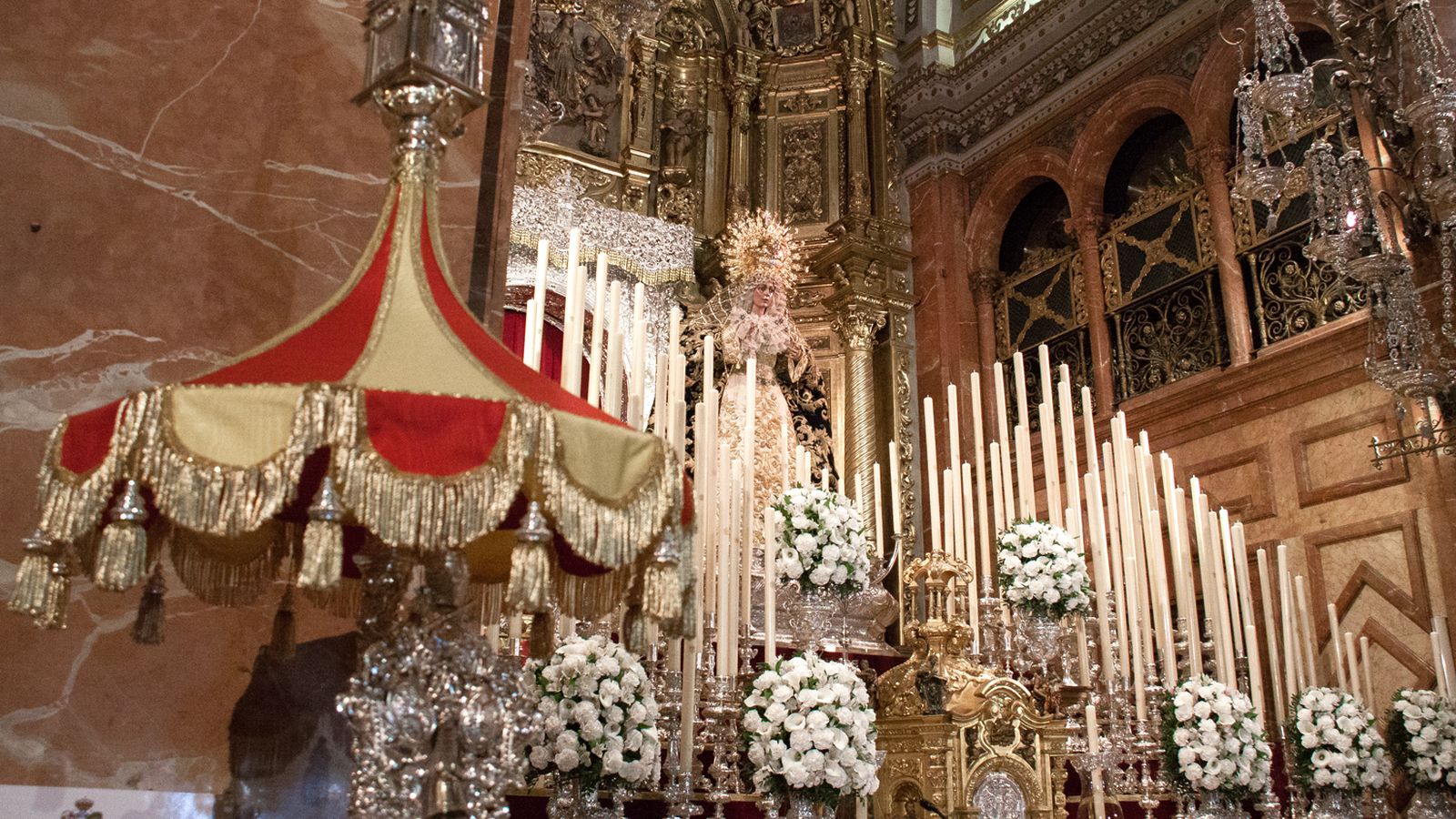 La Esperanza Macarena en su altar para el septenario