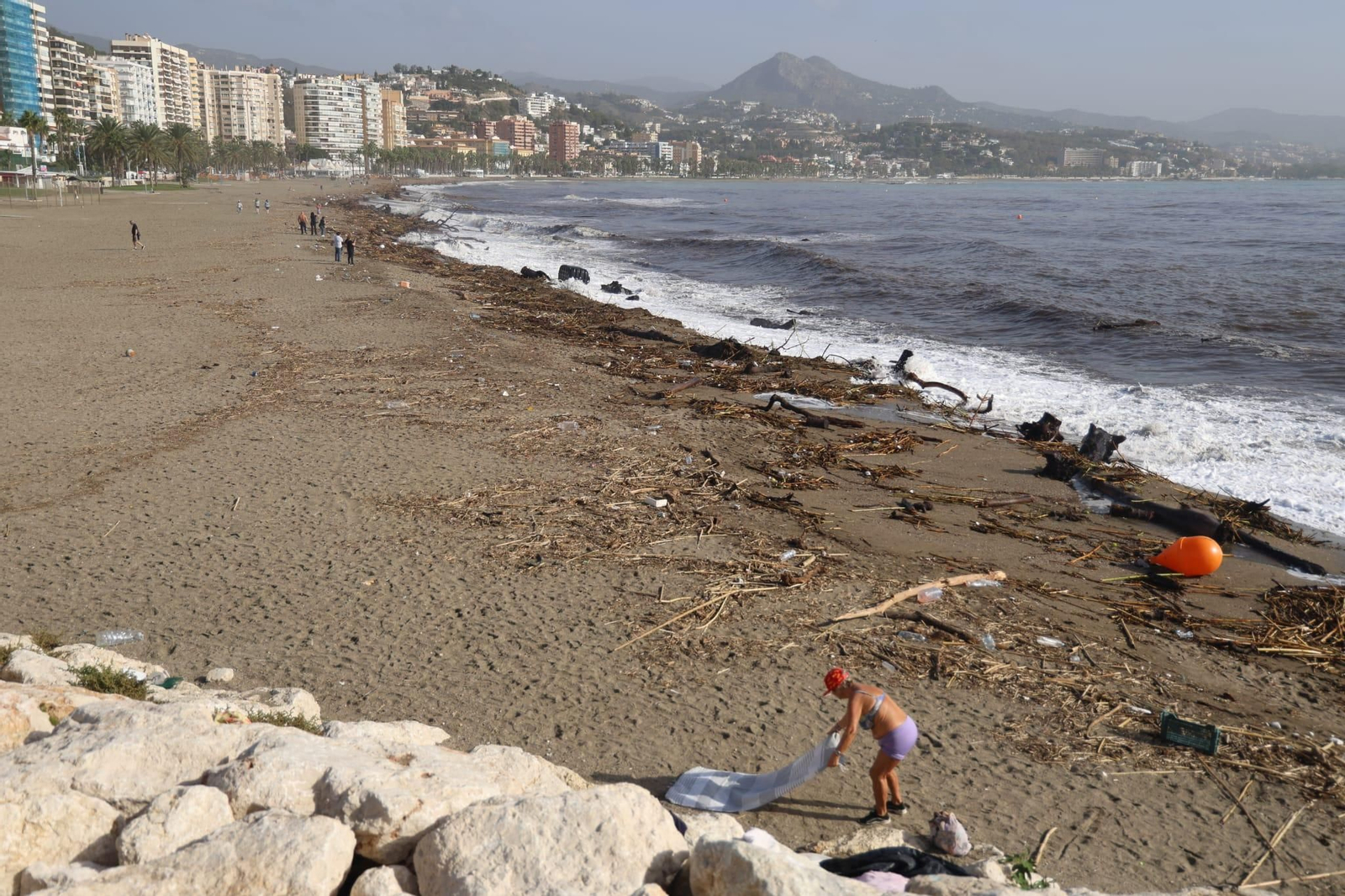Las playas de Málaga despiertan con el agua revuelta y llenas de cañas