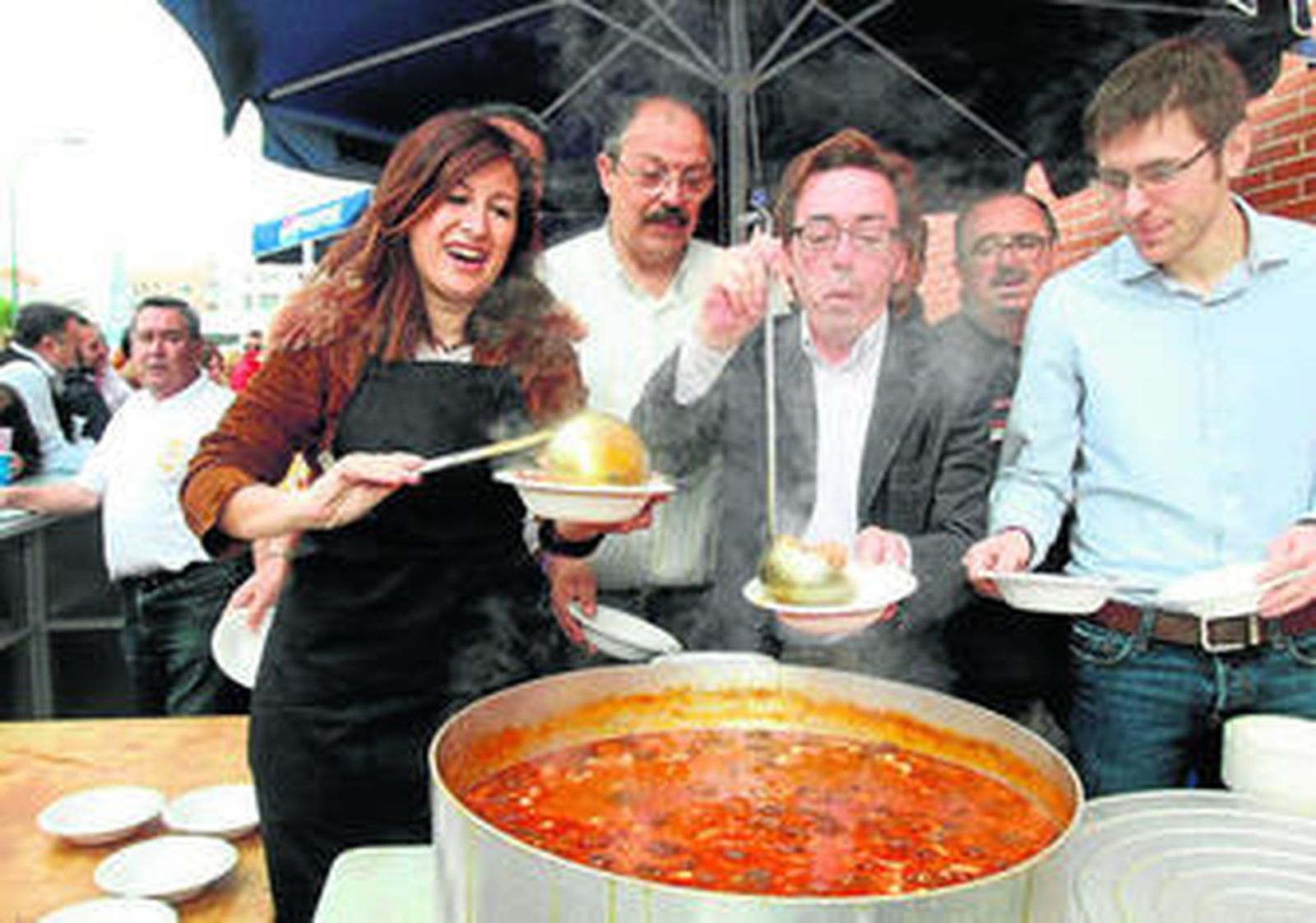 Del Corral y Acejo reparten raciones de callos.