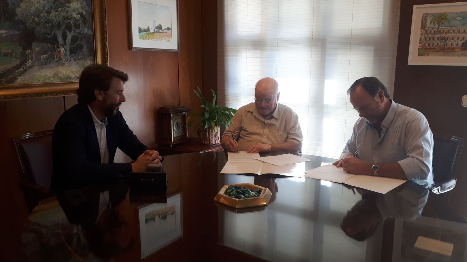 Momento de la firma del convenio de colaboración.