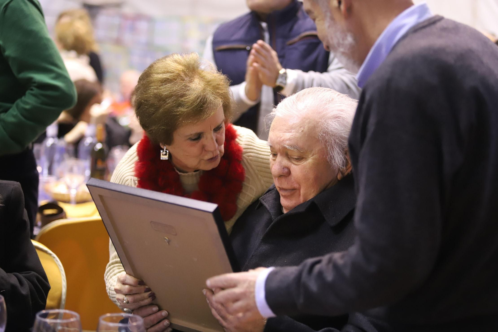 Imágenes de la convivencia con los antiguos vecinos de San Sebastián y la entrega a homenajeados con recuerdos del acto.