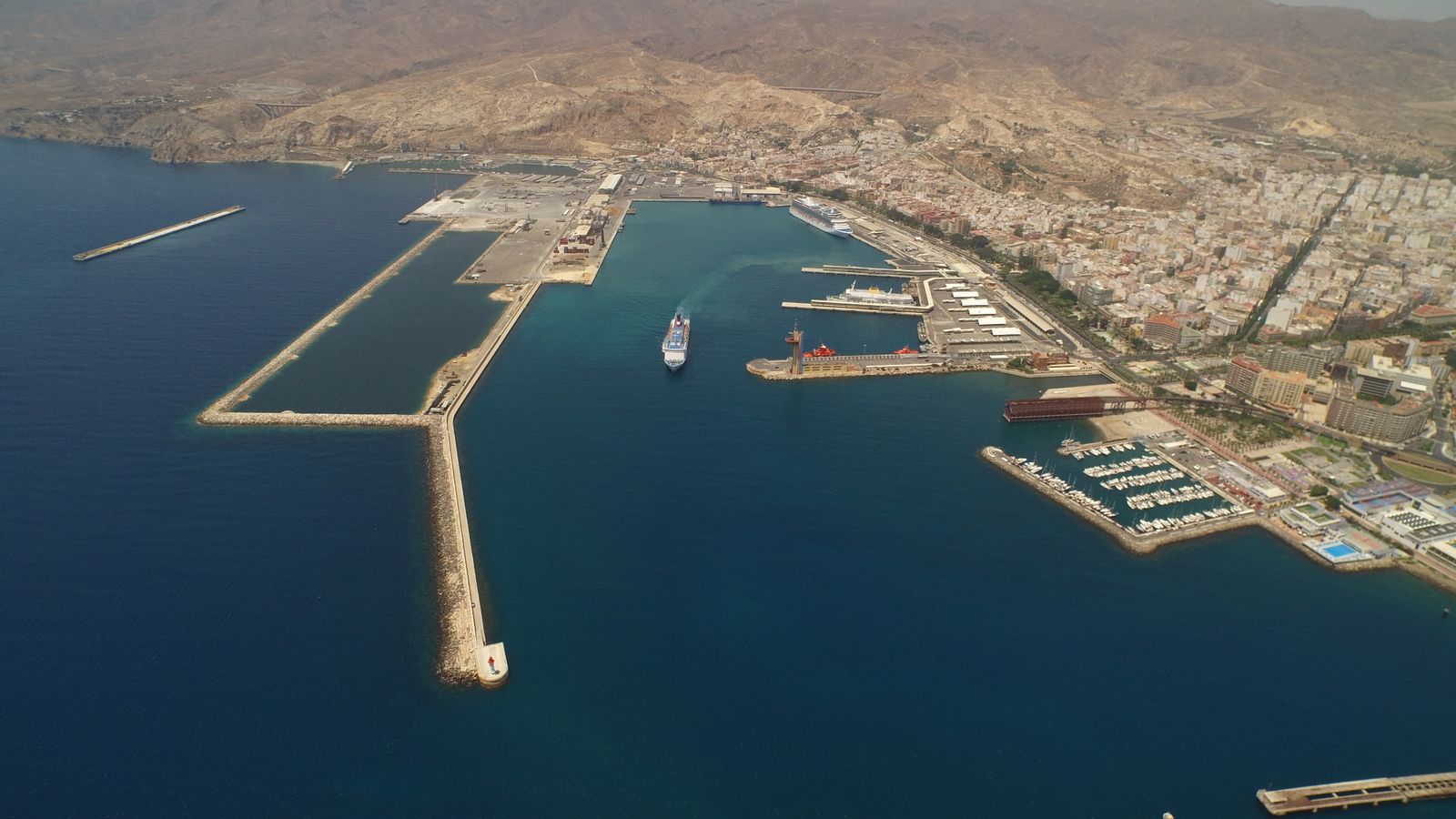 Vista panorámica del Puerto de Almería.