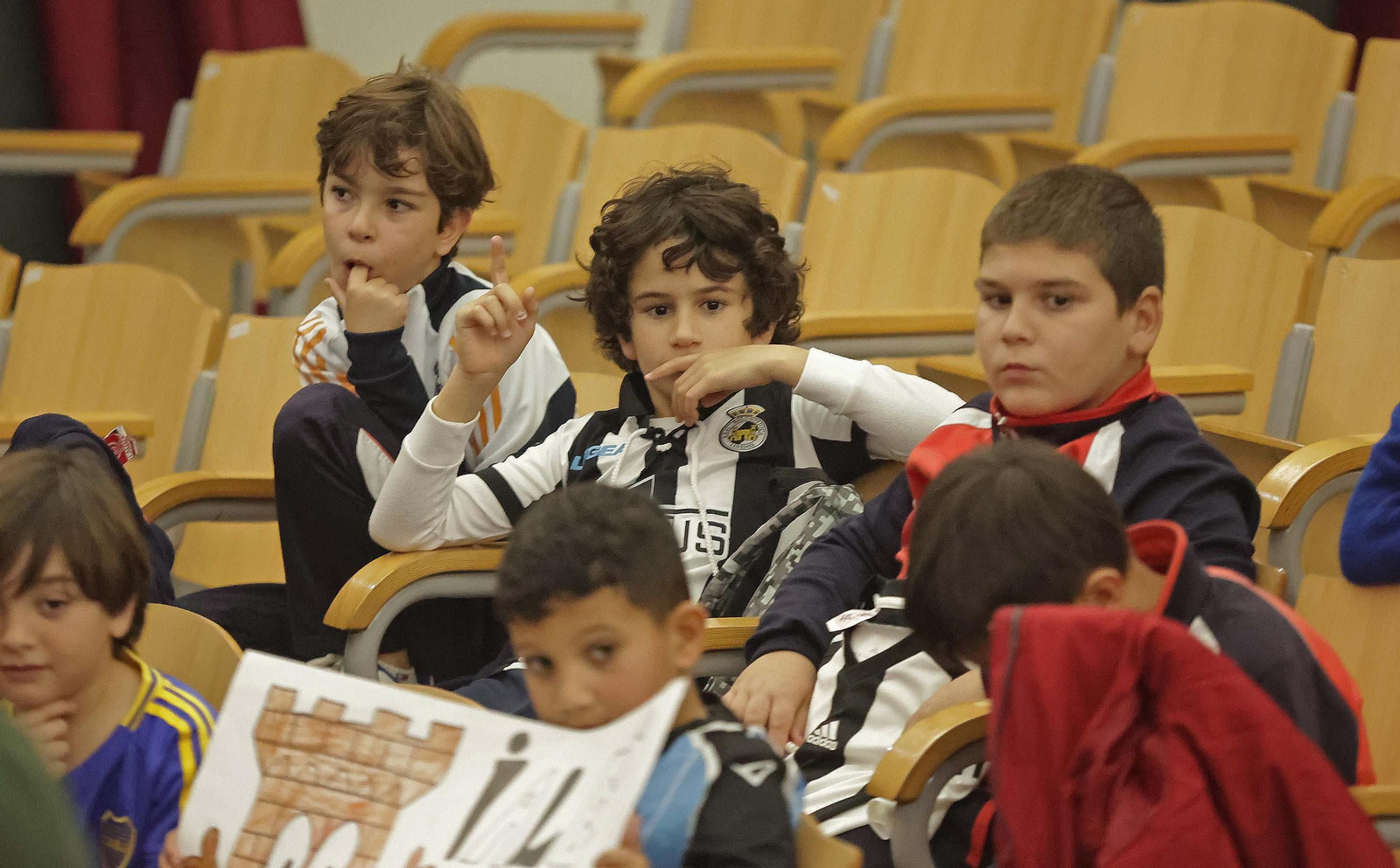 Las fotos de la visita de los jugadores de la Balona al colegio Salesianos de La Línea