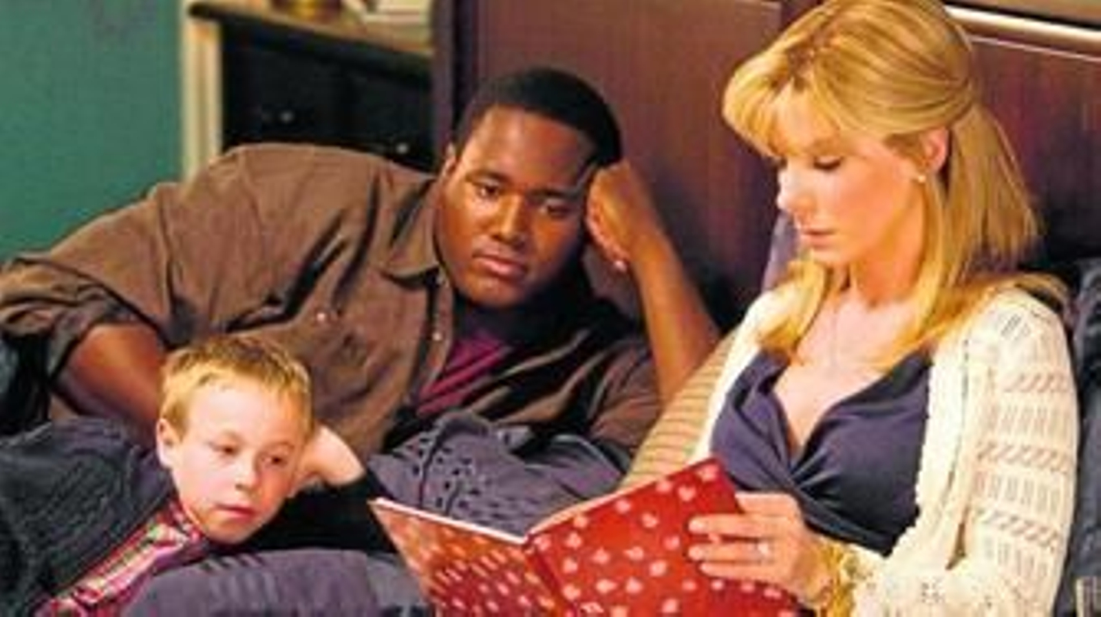Sandra Bullock encabeza el reparto de 'The Blind Side (Un sueño posible)', que la coronó como reina la pasada noche de los Oscar.