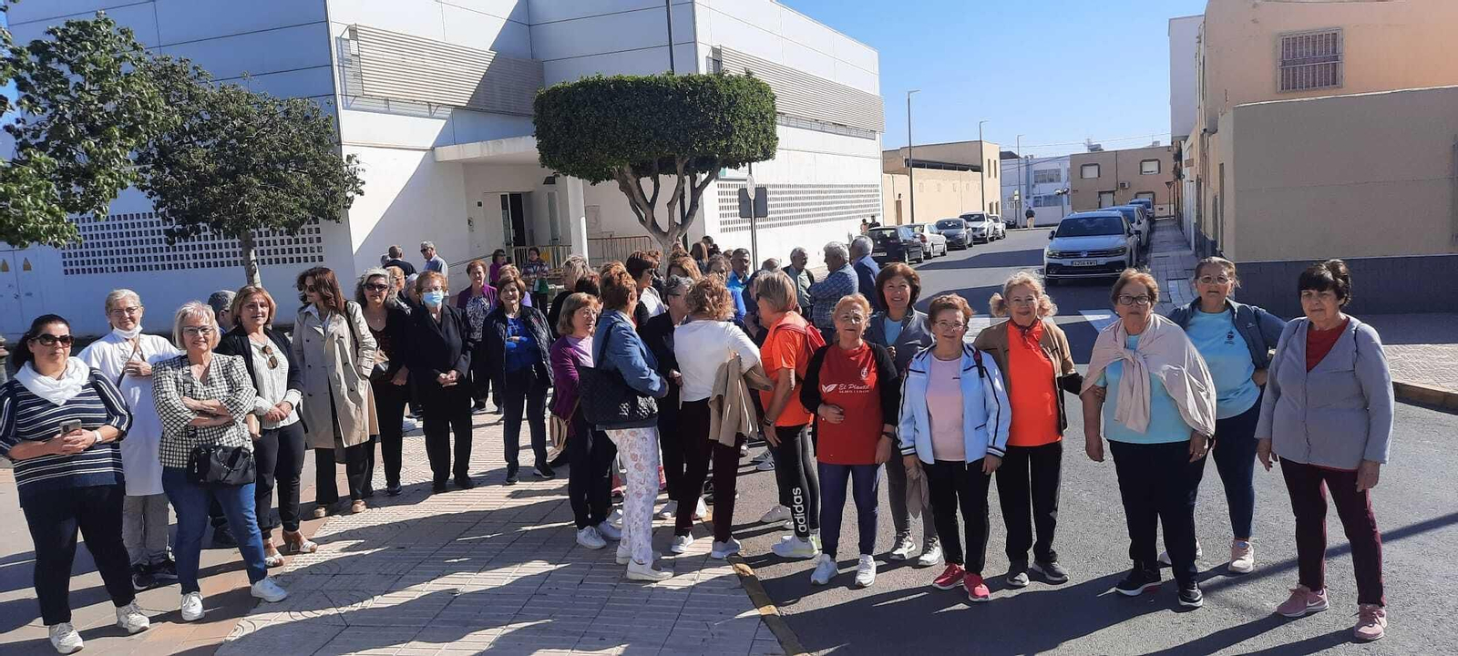 Vecinos de La Mojonera junto al consultorio médico.