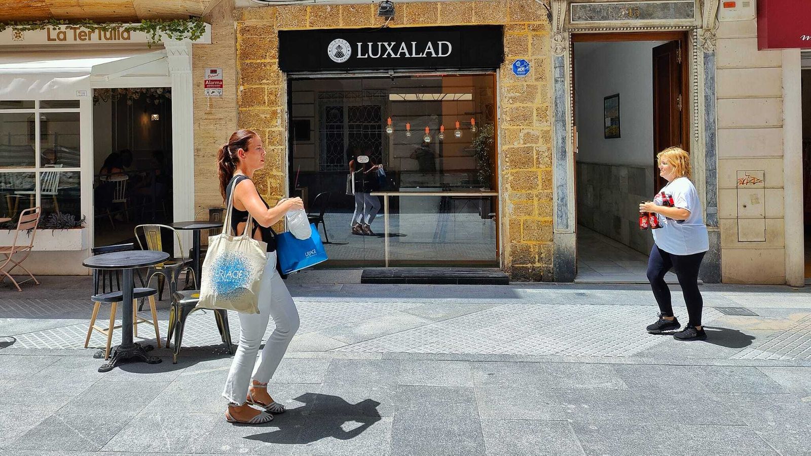 La fachada de Luxalad, el nuevo negocio de hostelería que va a abrir en la calle Ancha, de Cádiz.
