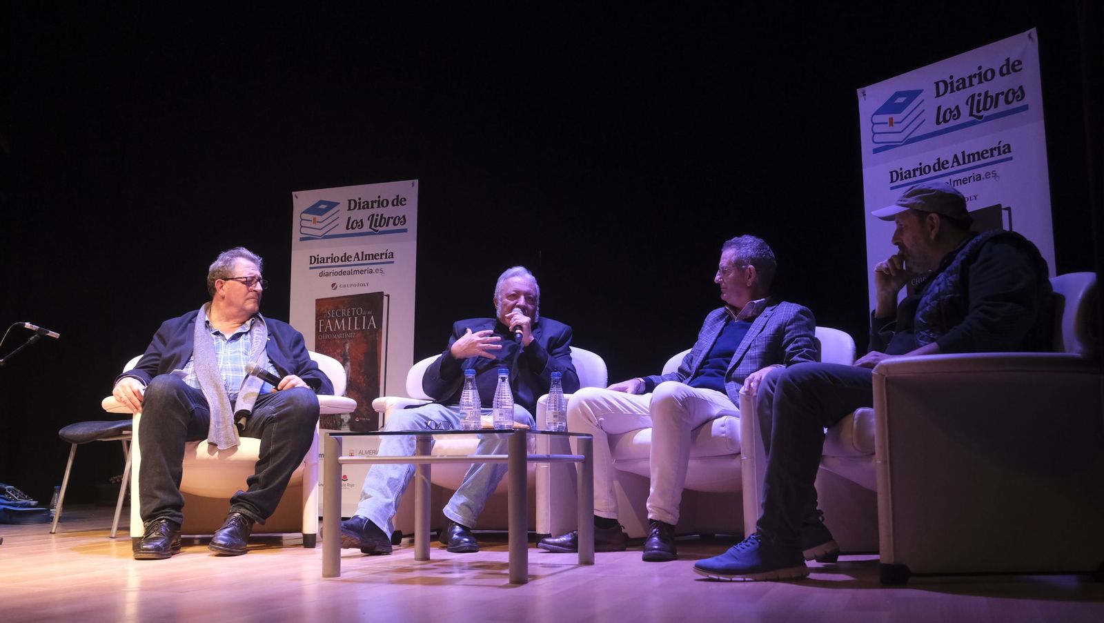 Chipo Martínez durante la conversación con Diego Martínez, Rubén Martínez y Ramón García.