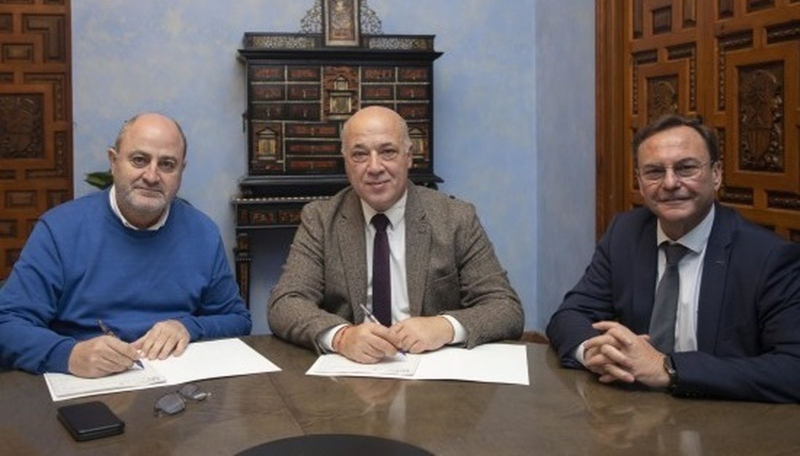 Un momento de la firma del acuerdo.