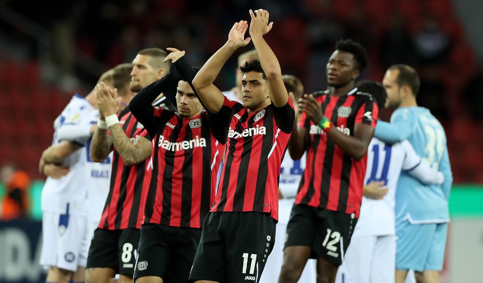 Los jugadores del Leverkusen devuelven los aplausos a sus aficionados.
