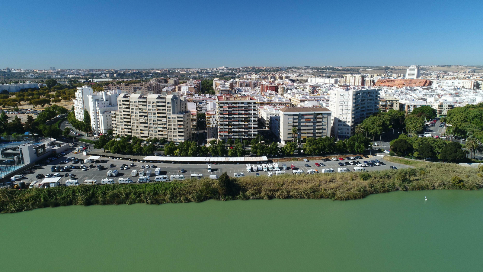 Vista de una zona de Los Remedios desde la orilla contraria del río.