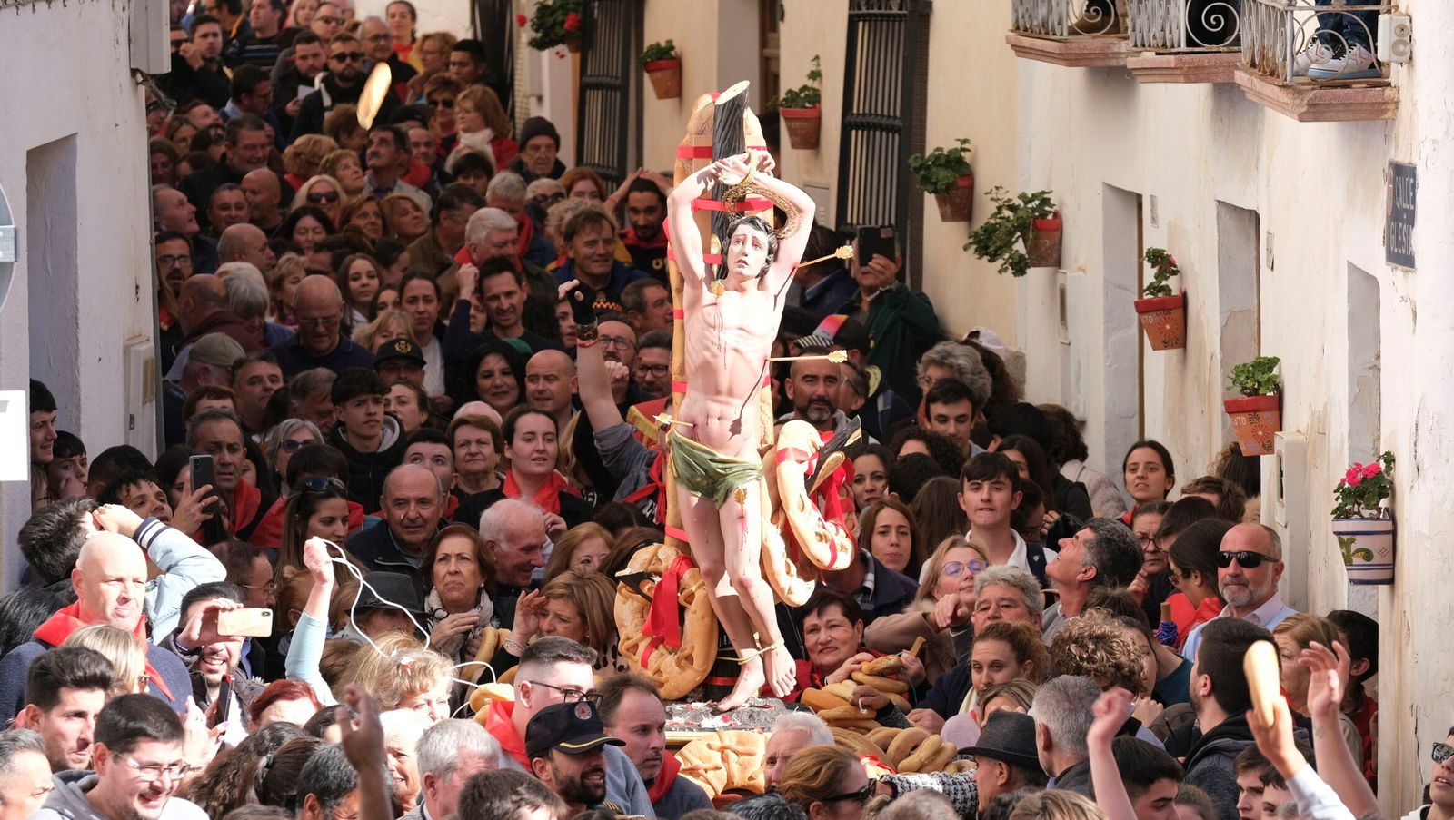 Miles de personas volverán a acompañar a San Sebastián si la lluvia lo permite.