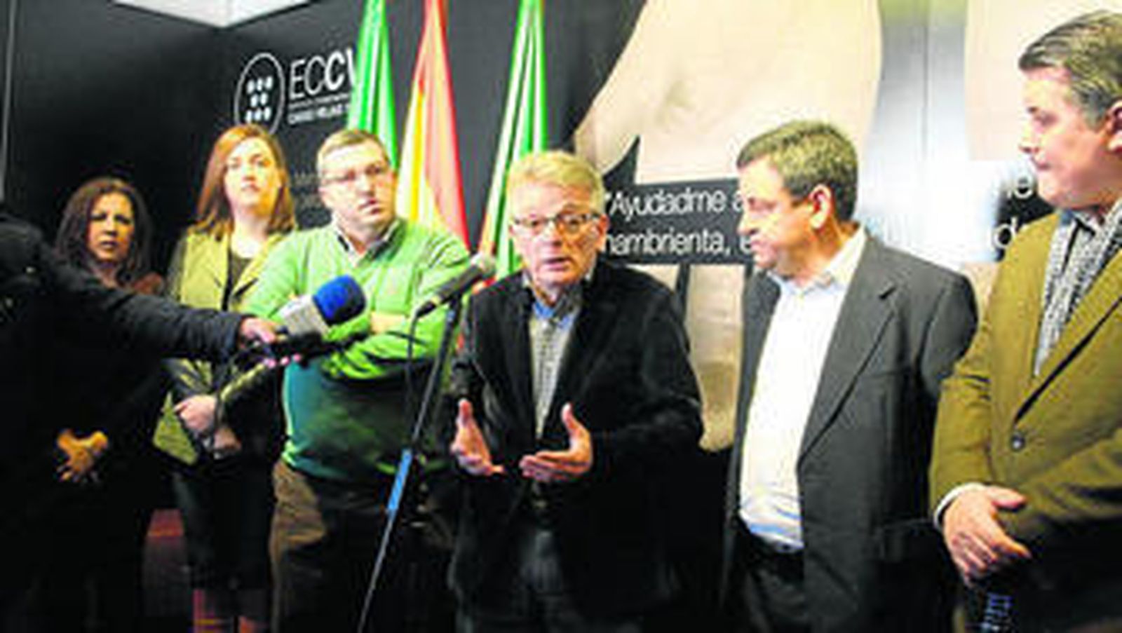 El primer teniente de alcalde de Benalup-Casas Viejas, Francisco González Cabaña, ayer, durante la inauguración.