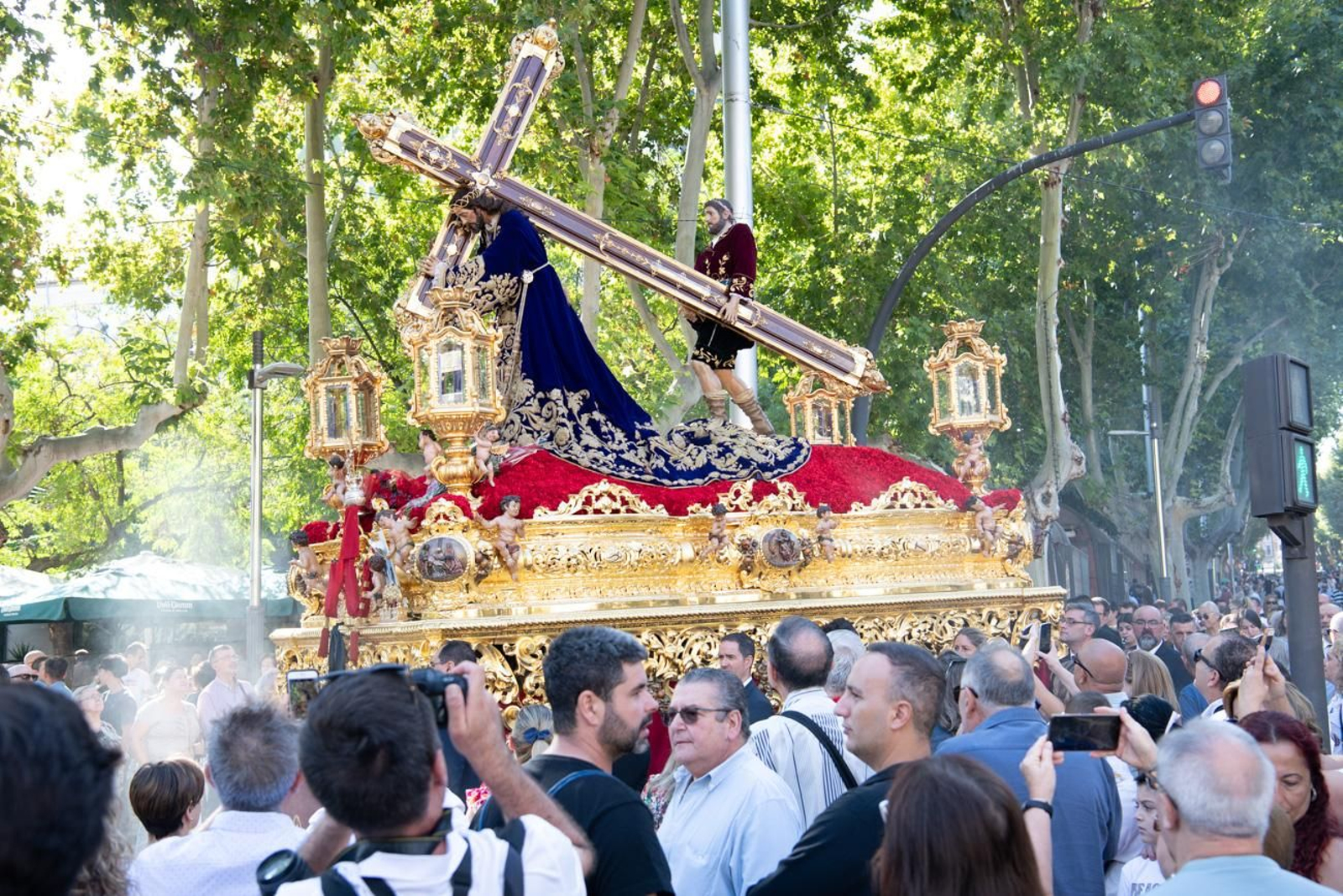 El pueblo de Jaén abraza con solemnidad a El Abuelo en la Magna, en imágenes