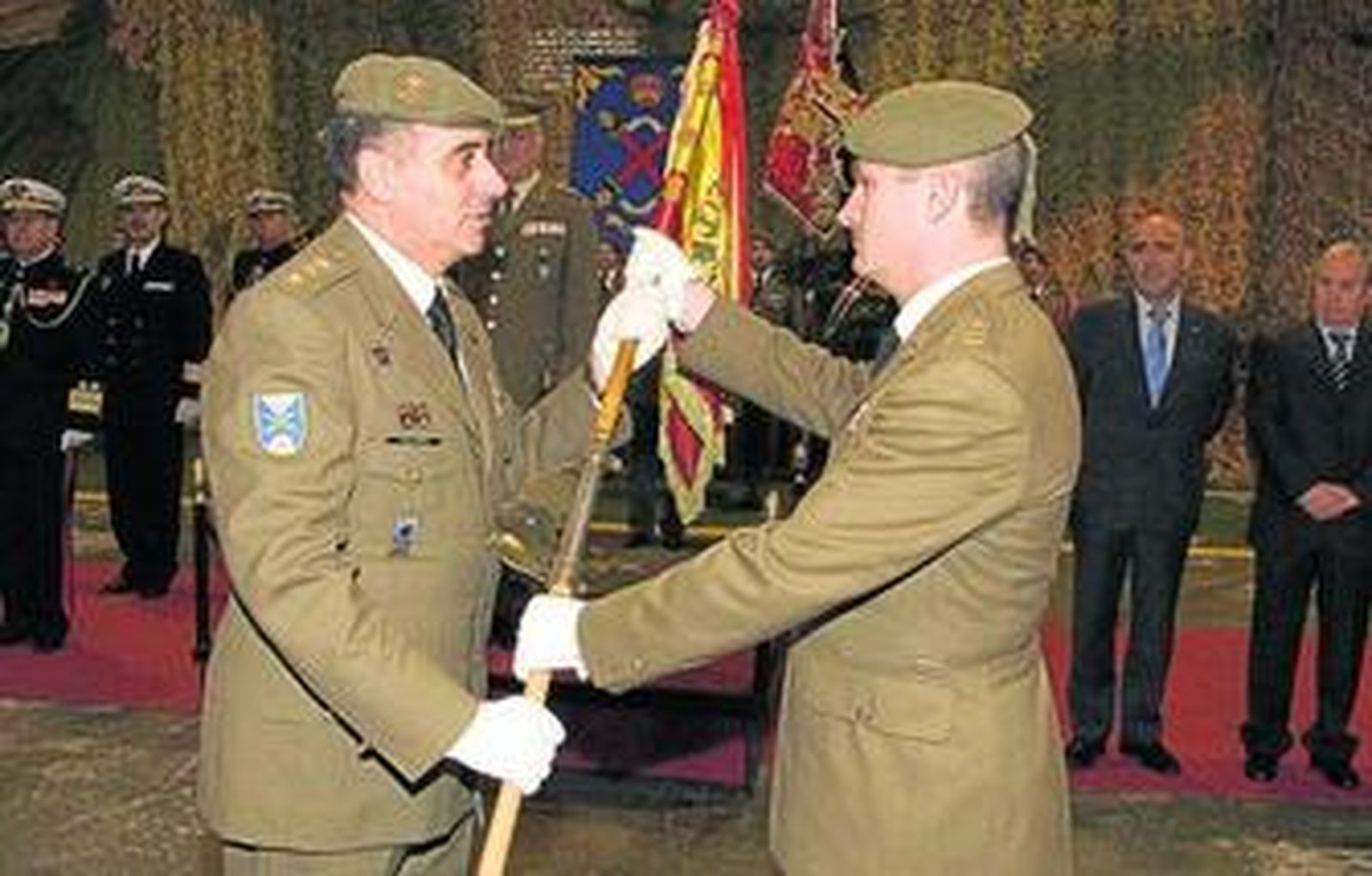 Los mandos saliente y entrante del regimiento de Artillería número 4.