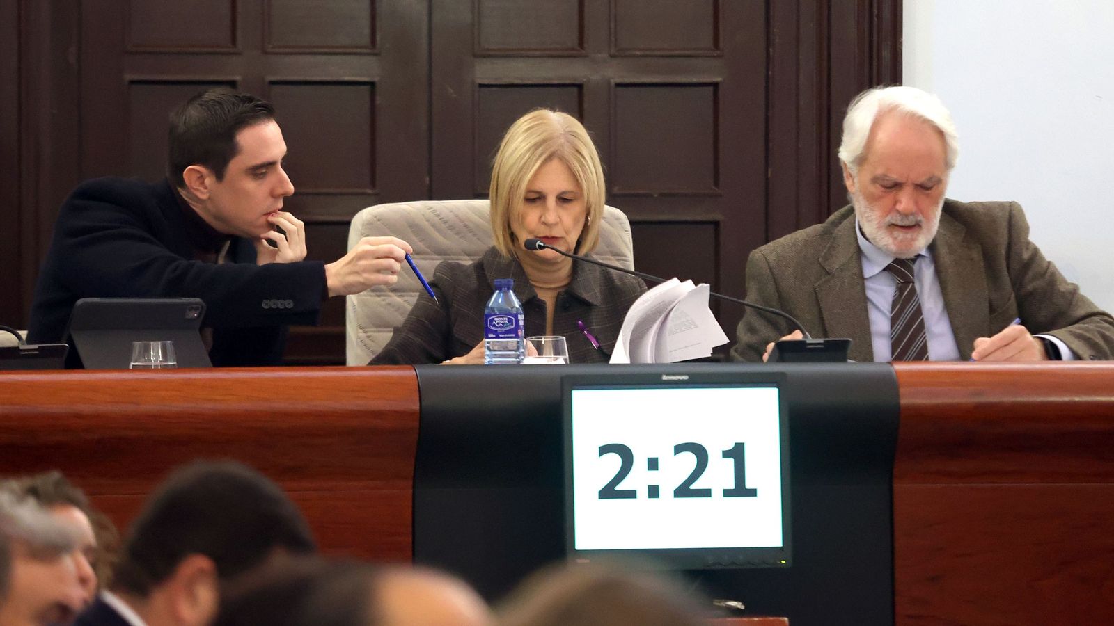 La alcaldesa junto a los delegados Jaime Espinar y Agustín Muñoz, durante un pleno reciente.