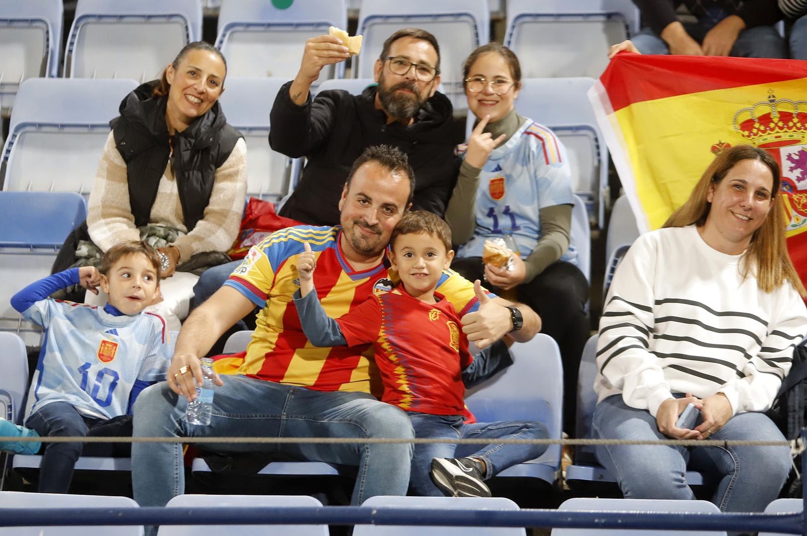 Gran ambiente para ver la selección española sub-21 en Huelva