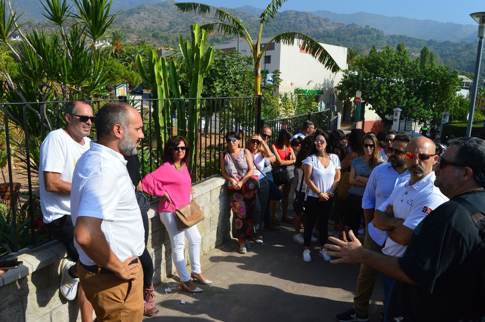 Los padres se concentraron esta mañana en la puerta del centro.
