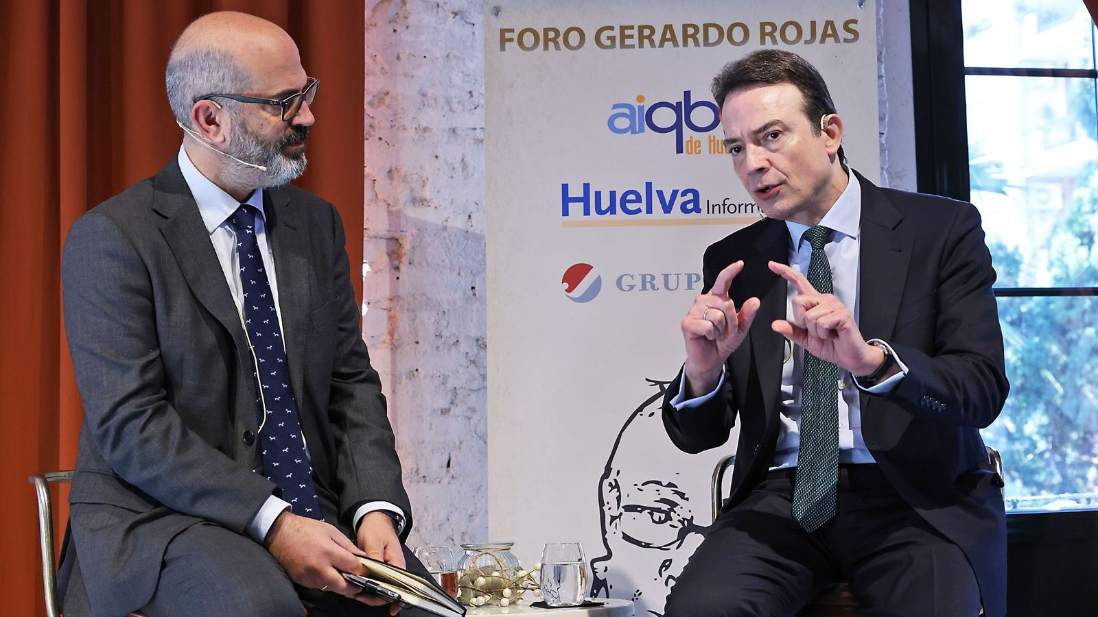 Arturo Gonzalo responde a una de las cuestiones planteadas por el director de Huelva Información, Javier Ronchel.