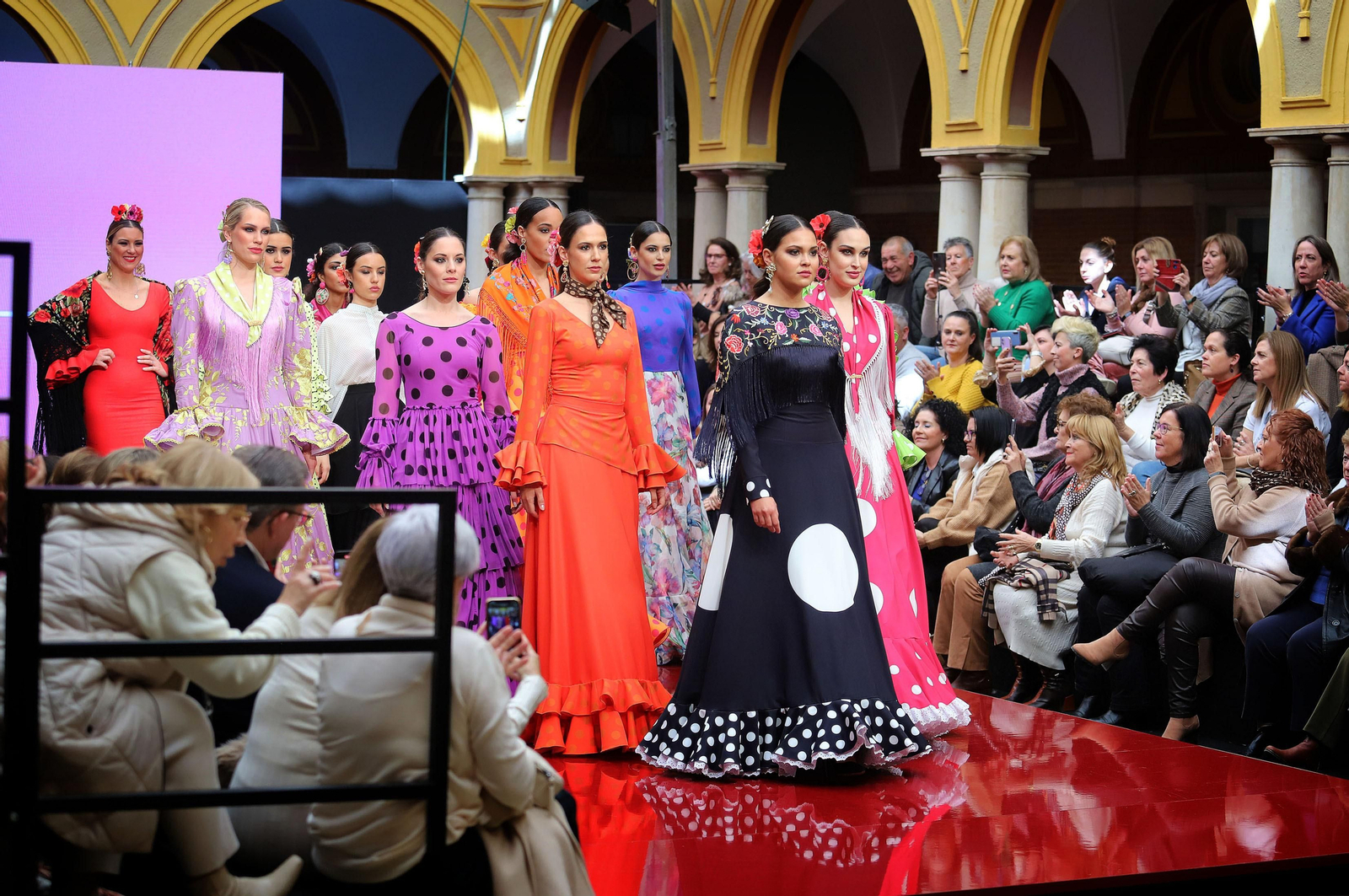 Huelva Flamenca 2023. Imágenes del desfile benéfico de El Ajolí a favor de Cruz Roja Española