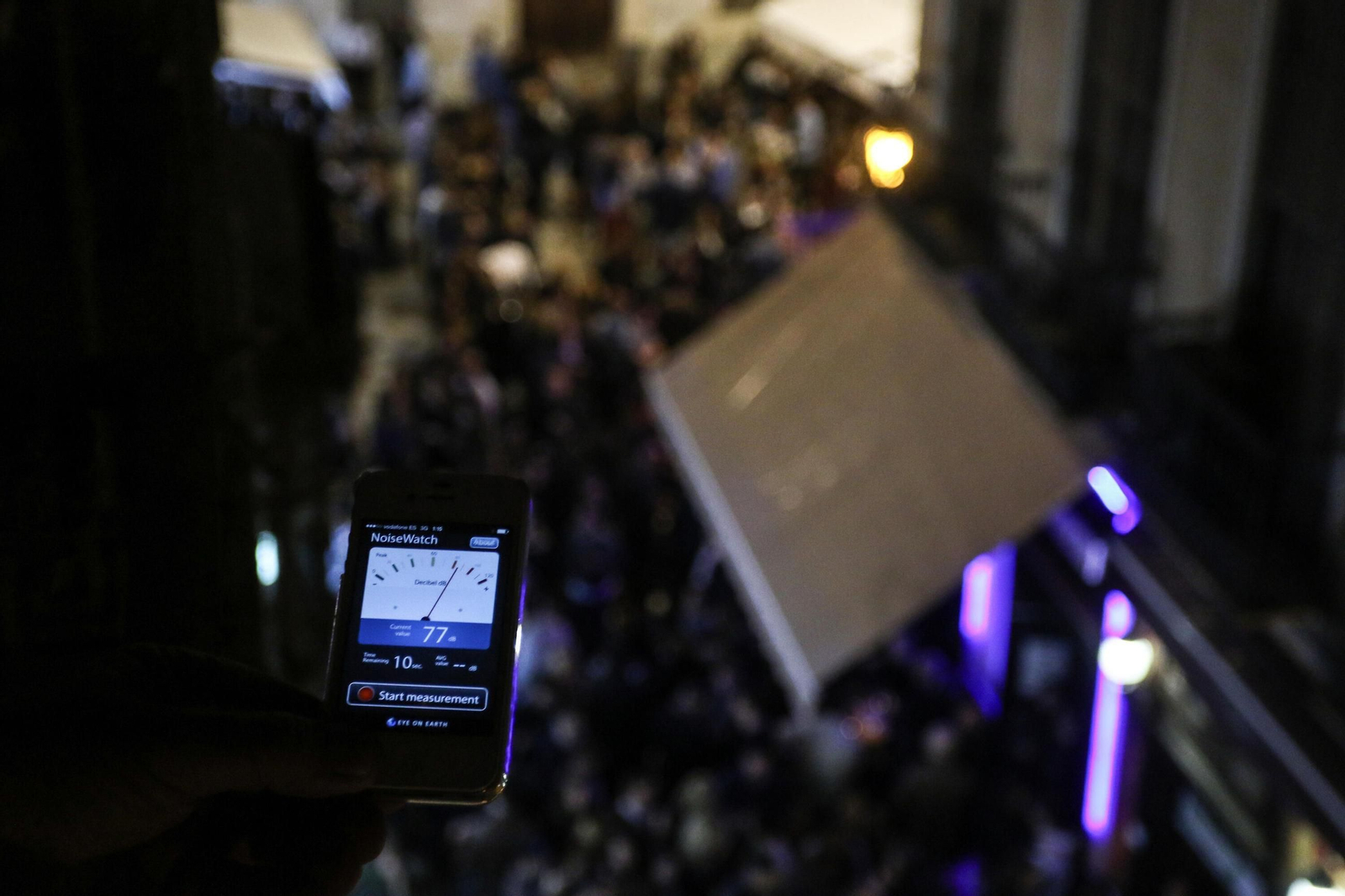 Medidor de ruido en una plaza llena de gente.