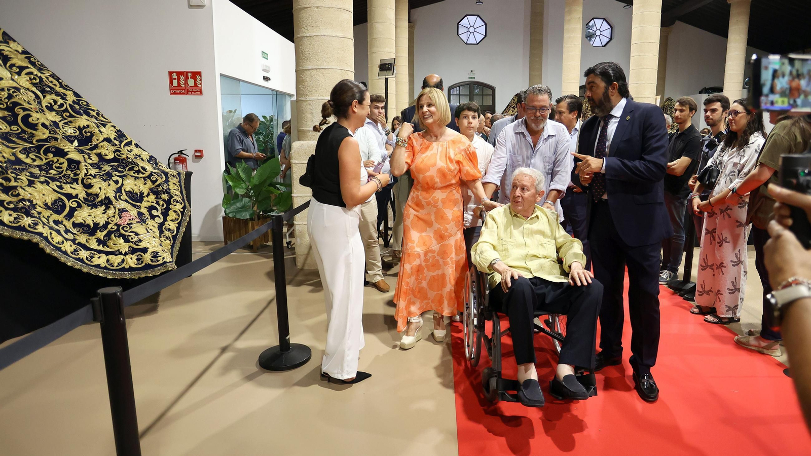 Inauguración de la exposición de mantos de vírgenes dentro de los actos de la Magna Mariana