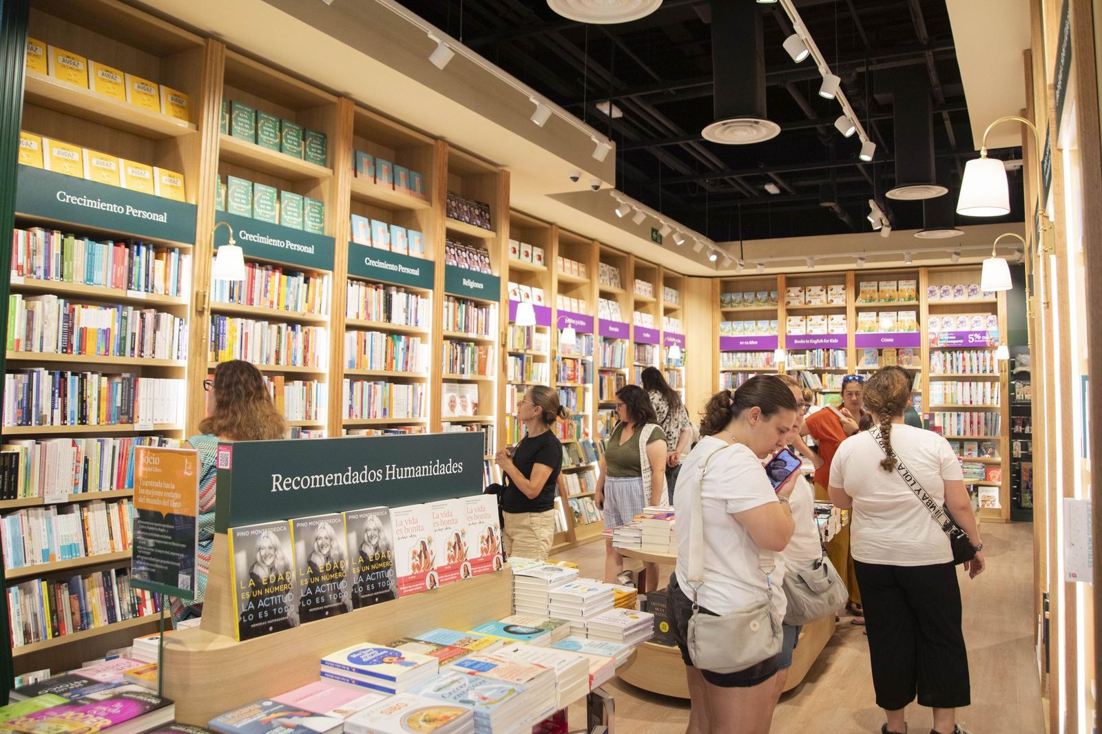 Las imágenes de la apertura de la Casa del Libro en el Centro Comercial Torrecárdenas de Almería