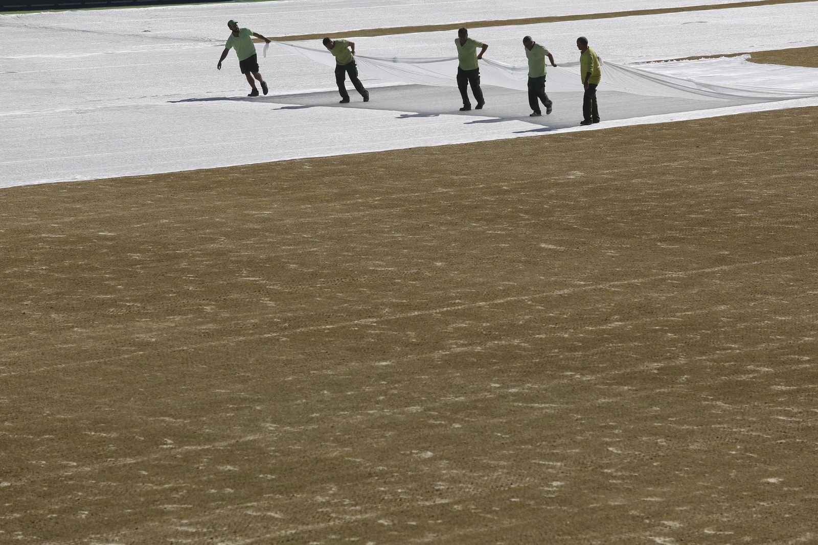 Los operarios del Málaga CF, sobre La Rosaleda.