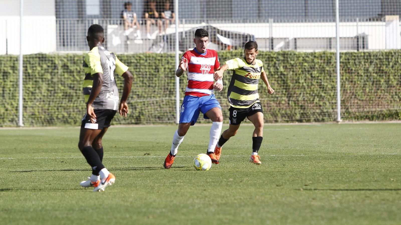 Nando Quesada, tratando de frenar a Montoro.