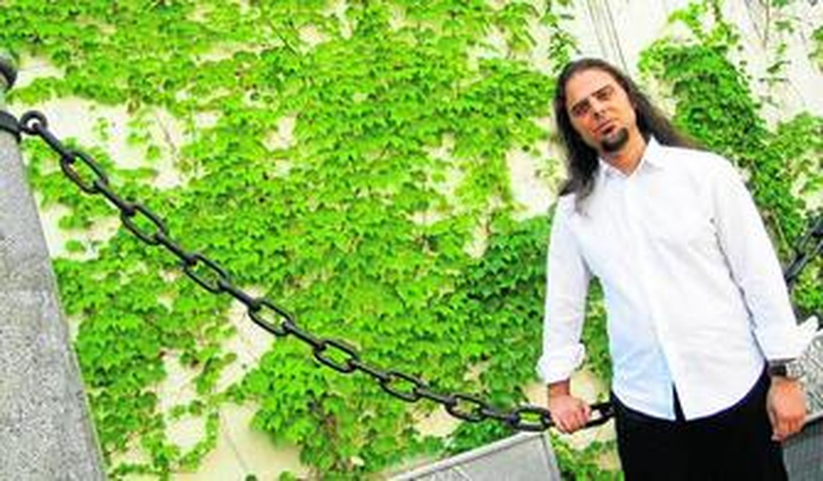 El bailaor Jairo Barrull (Sevilla, 1983), ayer en el centro de la capital andaluza.