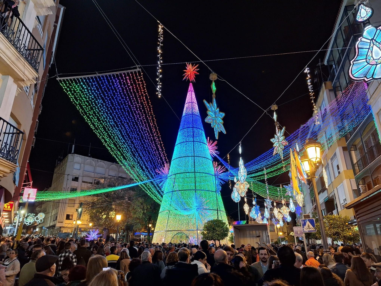 El mismo árbol de Navidad brilló el año pasado en Puente Genil.