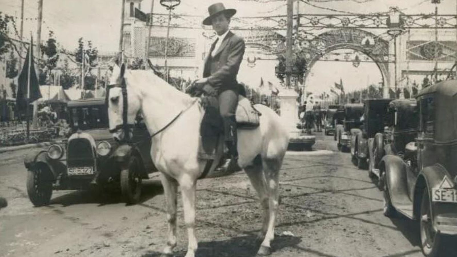 Caballista en el Real ante la portada.