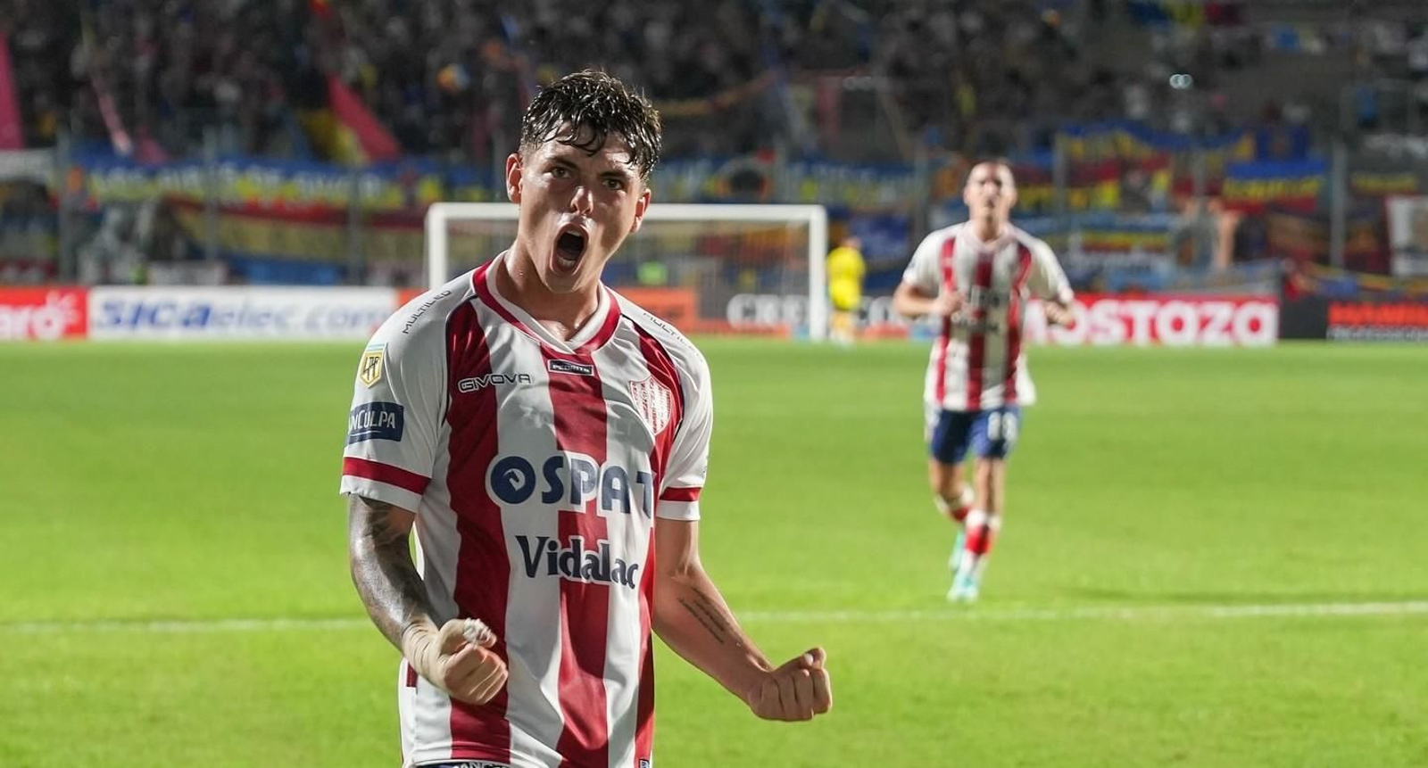 Dóminas celebra un gol en Unión Santa Fe.