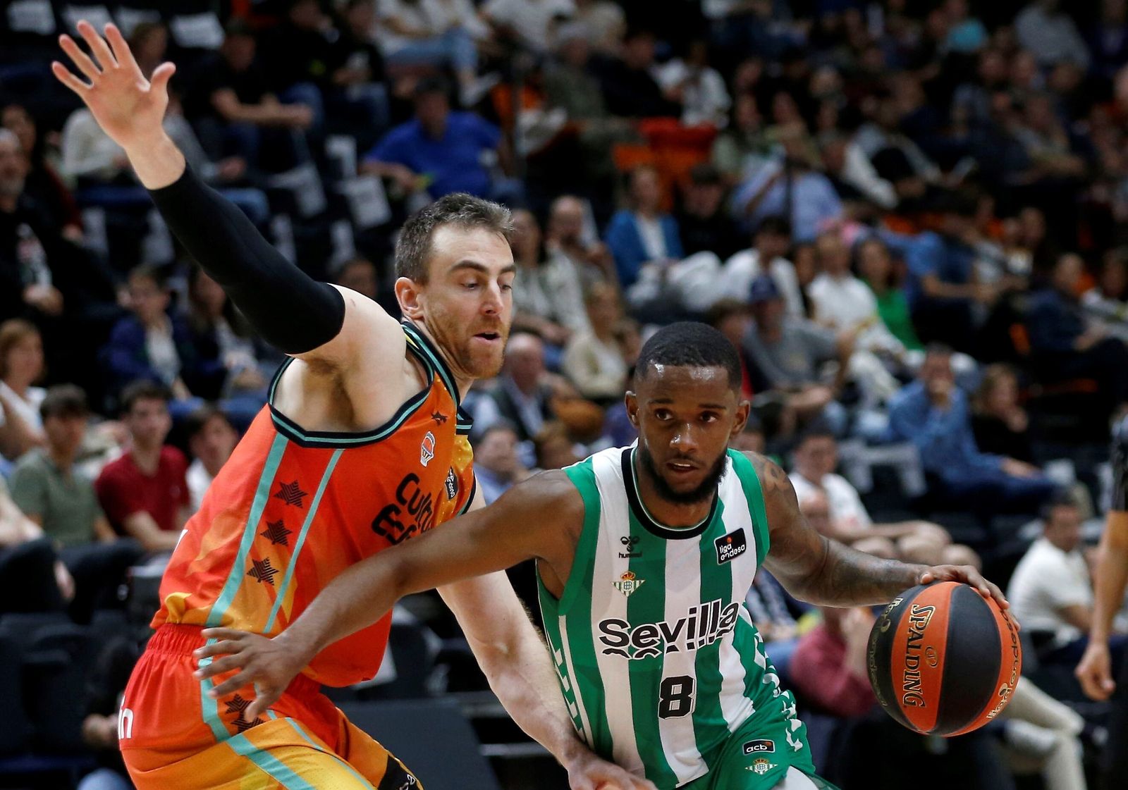 Montero, el mejor de los béticos, inicia una penetración ante Claver.