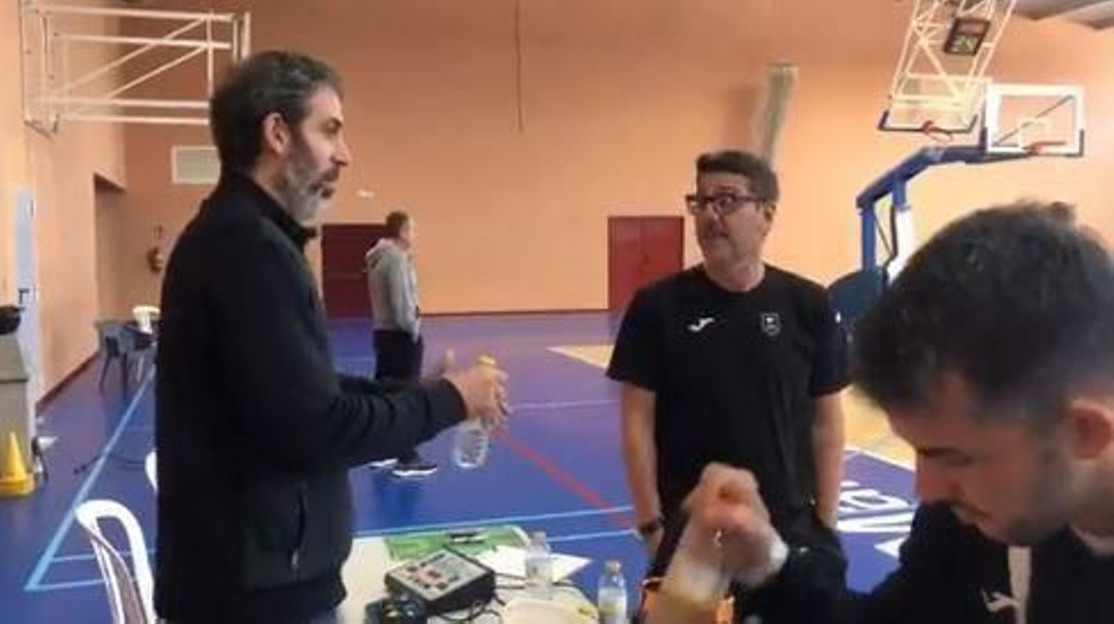 Berni Rodríguez habla con Fotis Katsikaris en la pista auxiliar del Carpena.