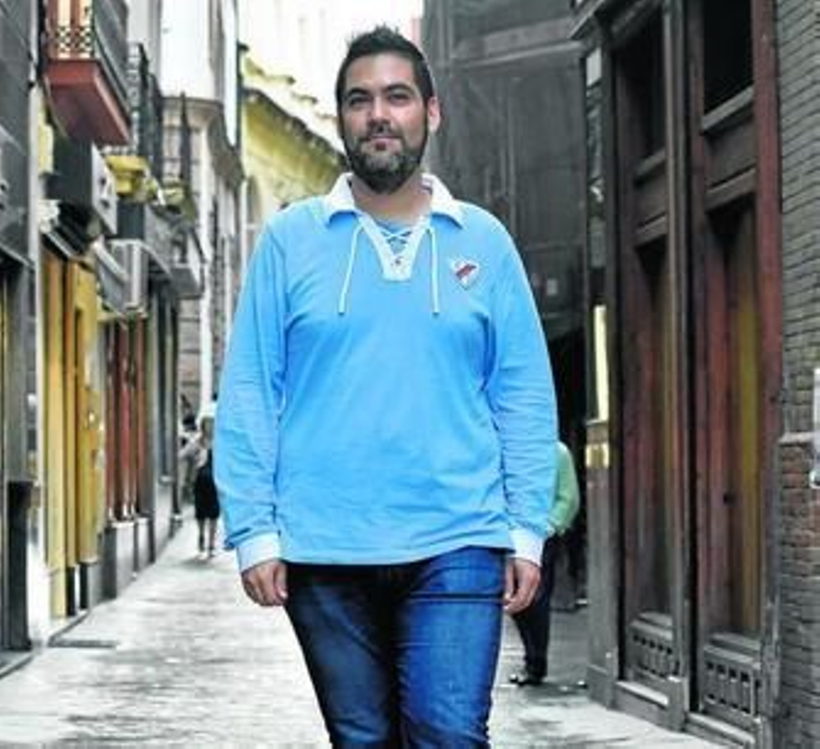 Víctor Muñoz, en la calle Álvarez Quintero, donde vivió Ramón Carande. Unidos por los Trastamara.