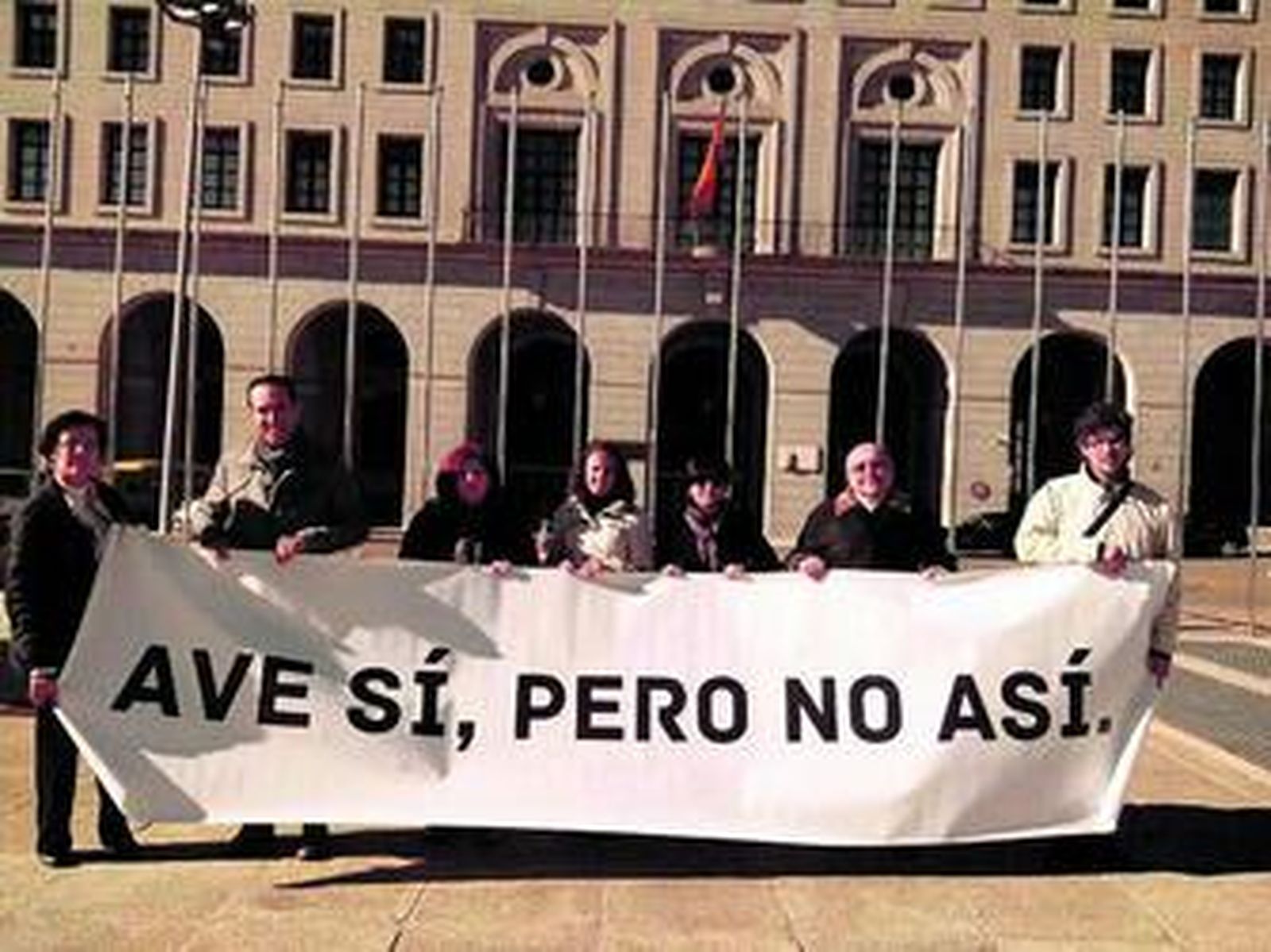 Integrantes de la representación lojeña que acudió a Madrid para presentar las firmas.