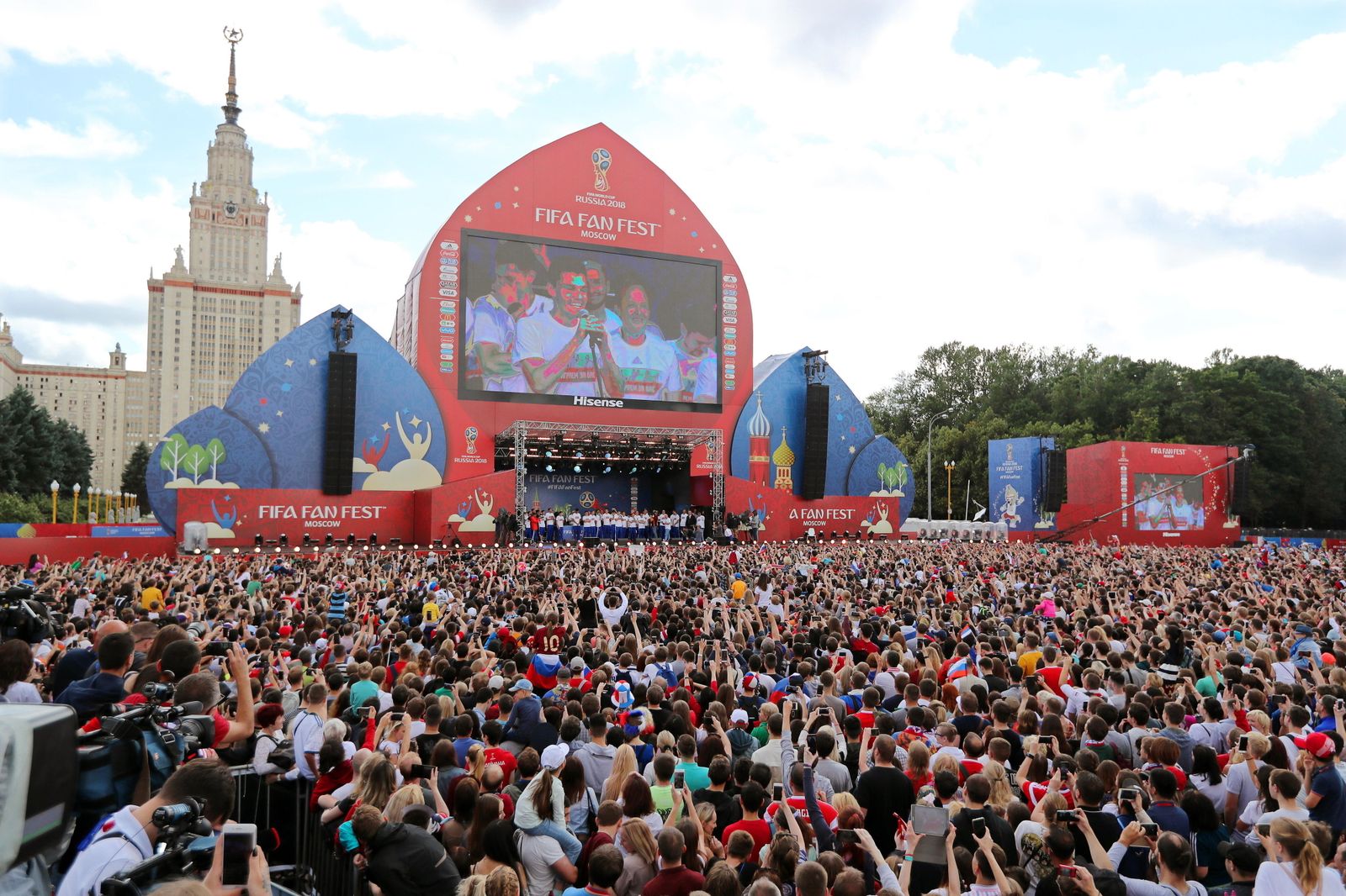 La selección rusa, agasajada por miles de seguidores en la Fan Zone de Moscú, ayer.