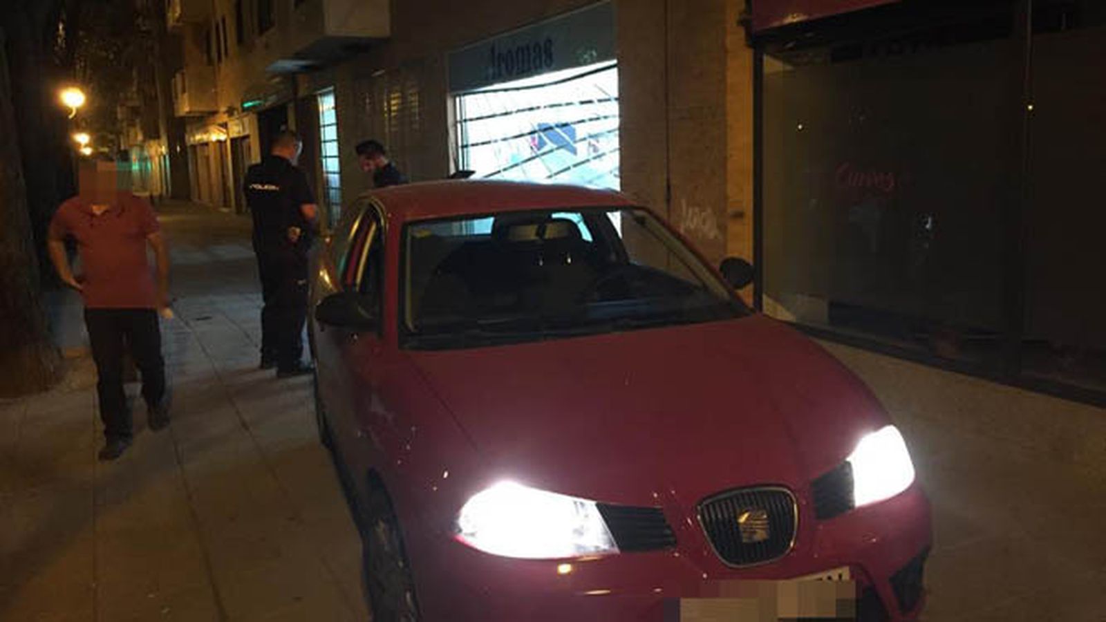 El coche de la marca Seat Ibiza con el que ha tenido lugar el alunizaje.