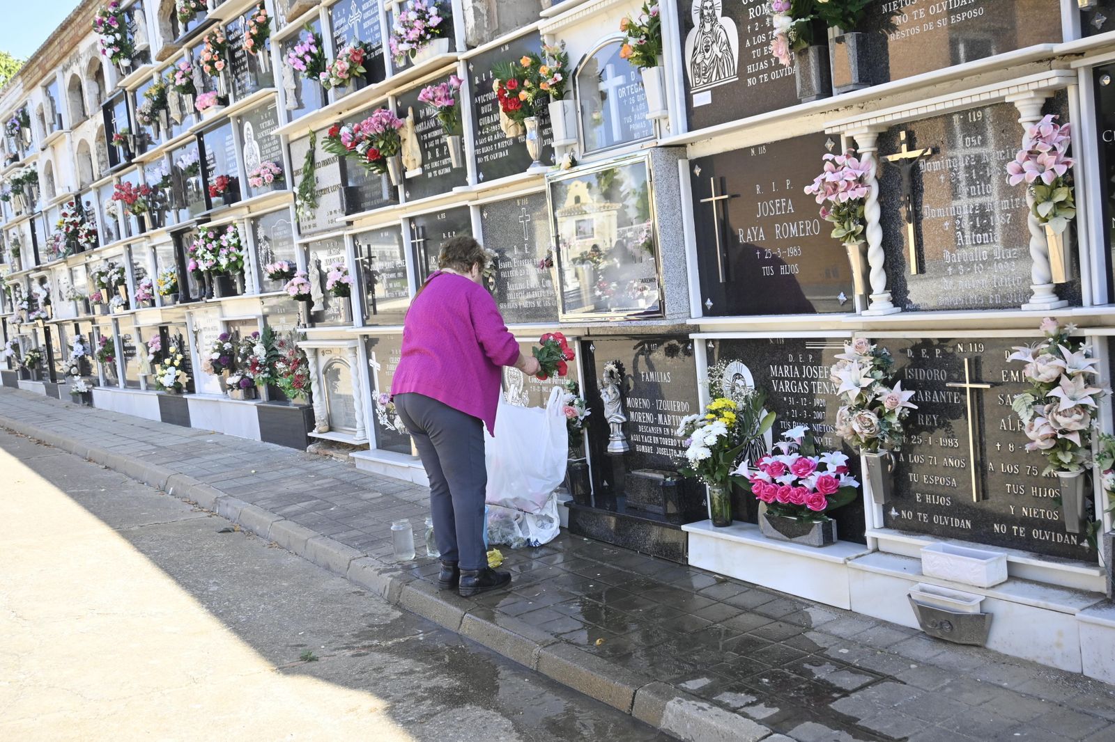 Ambiente en el cementerio de Huelva para el día de todos los Santos.