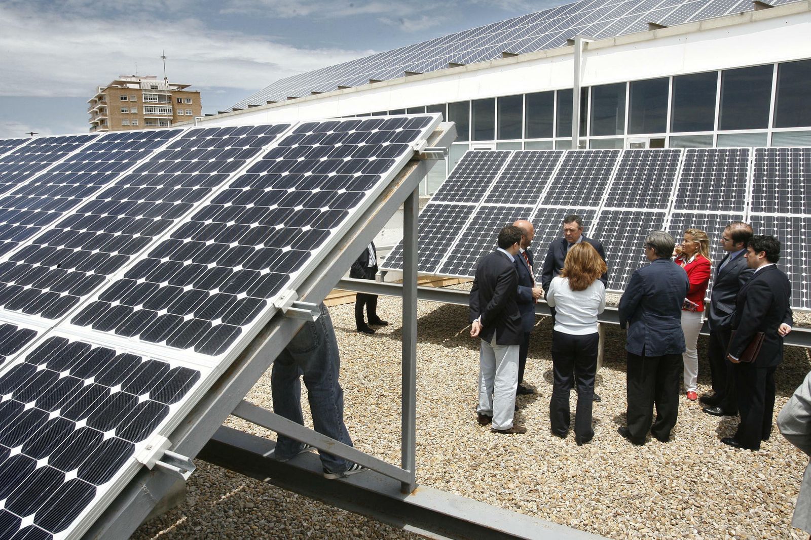 Placas solares en la cubierta de la Facultad de Empresariales.
