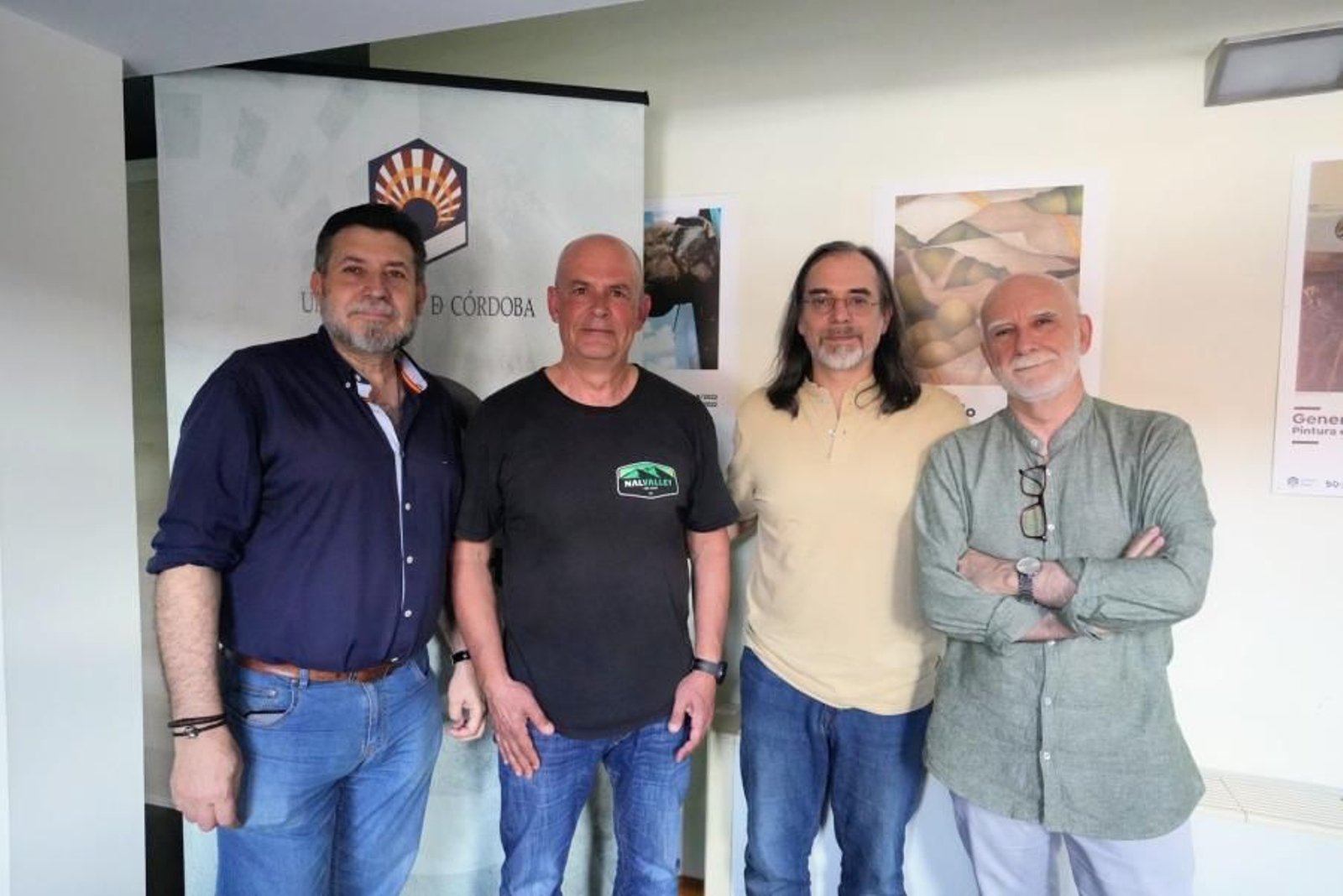El autor junto a los representantes de UCOCultura y coordinador del Laboratorio UCOPoética. El autor junto a los representantes de UCOCultura y coordinador del Laboratorio UCOPoética.