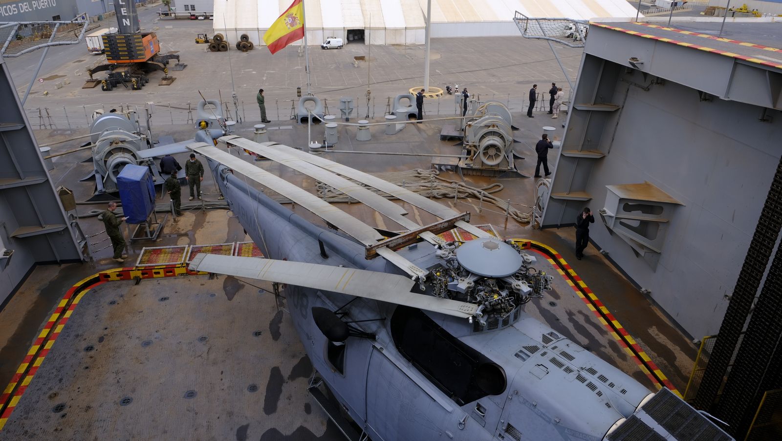 Fotogalería de la visita al portaaviones Juan Carlos I. Puerto de Almería.