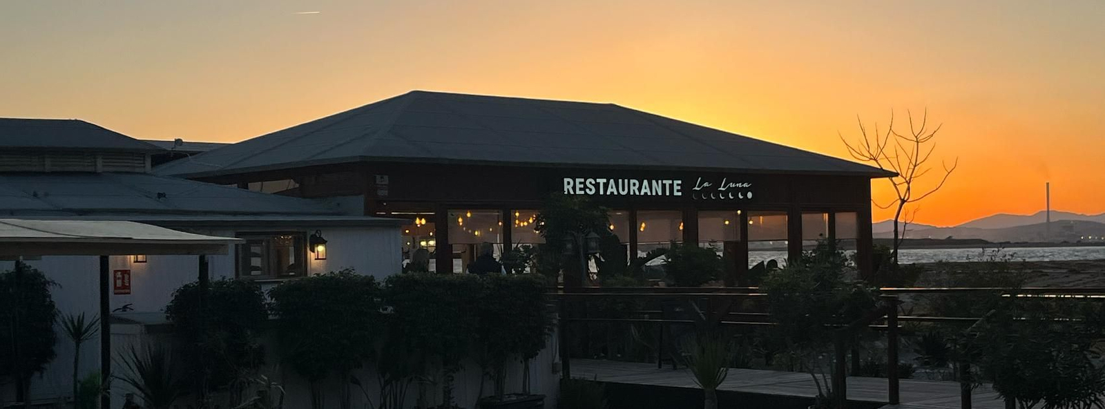 La Luna, La Línea. La Luna, La Línea.