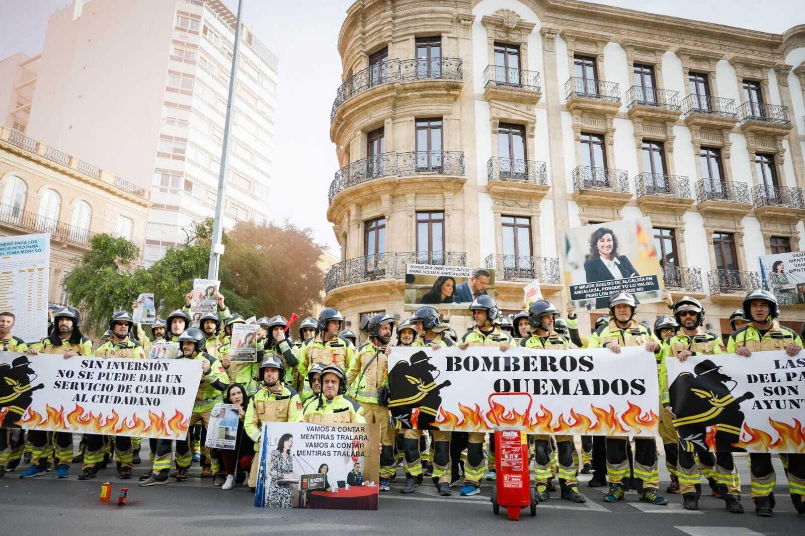 Protesta de los bomberos, en Puerta Purchena.