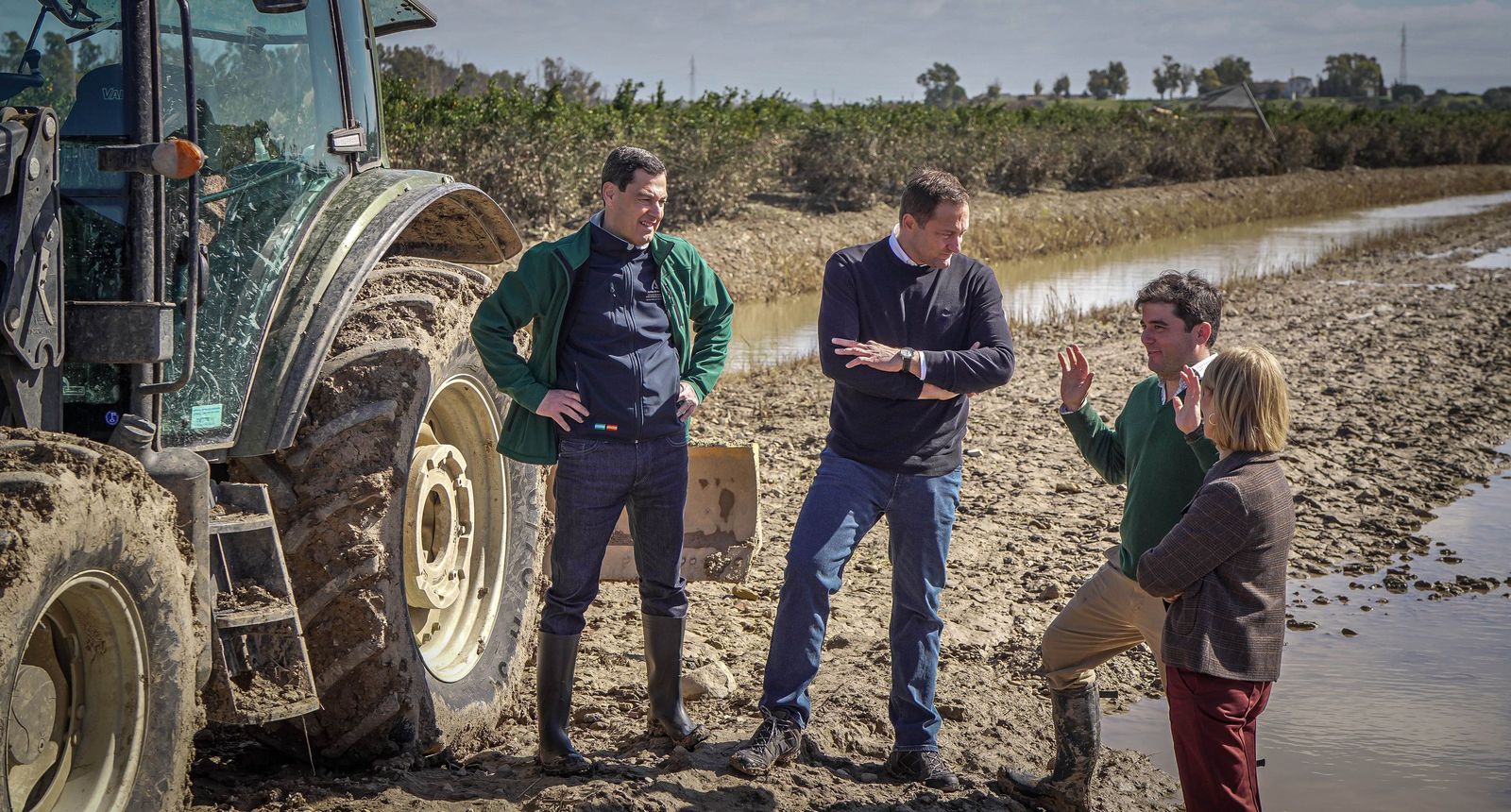 Imágenes de la visita de Juanma Moreno y el comisario europeo de Agricultura a los campos afectados por el temporal en Jerez
