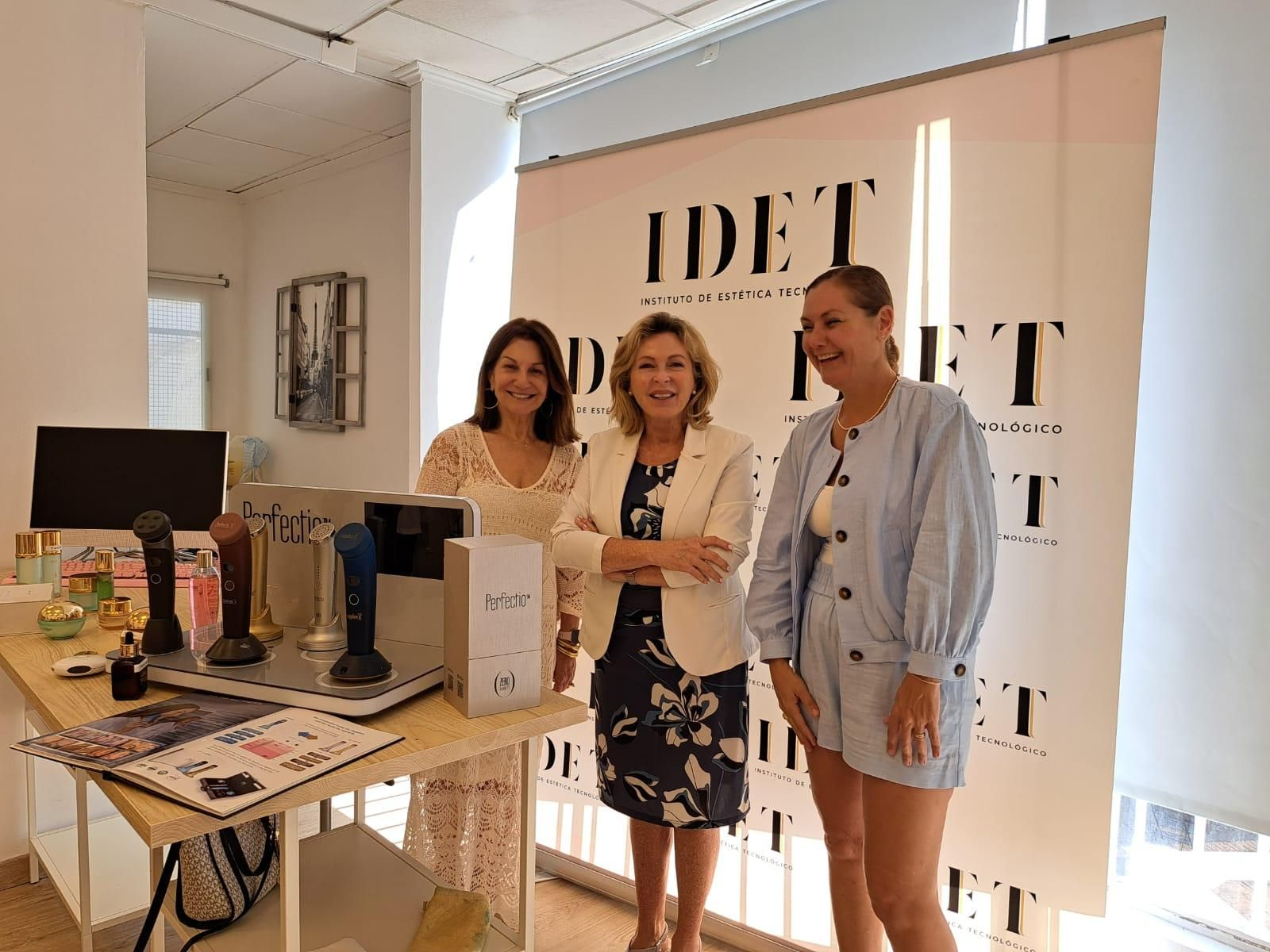 La delegada de Empleo, Empresa y Trabajo Autónomo, Carmen Sánchez Sierra, en el Instituto de Estética Tecnológico (IDET).