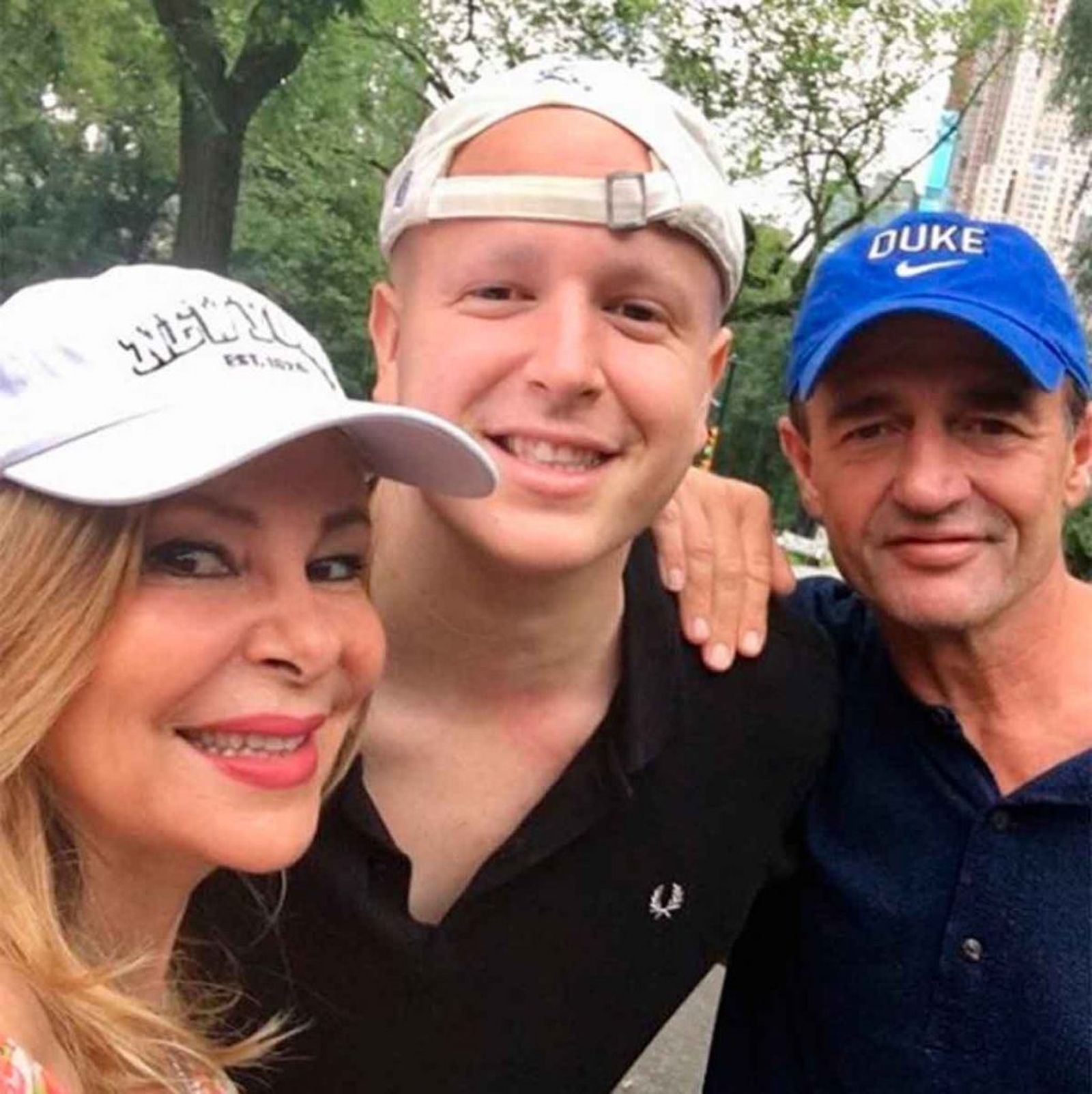 Álex Lequio tratándose del cáncer, con sus padres