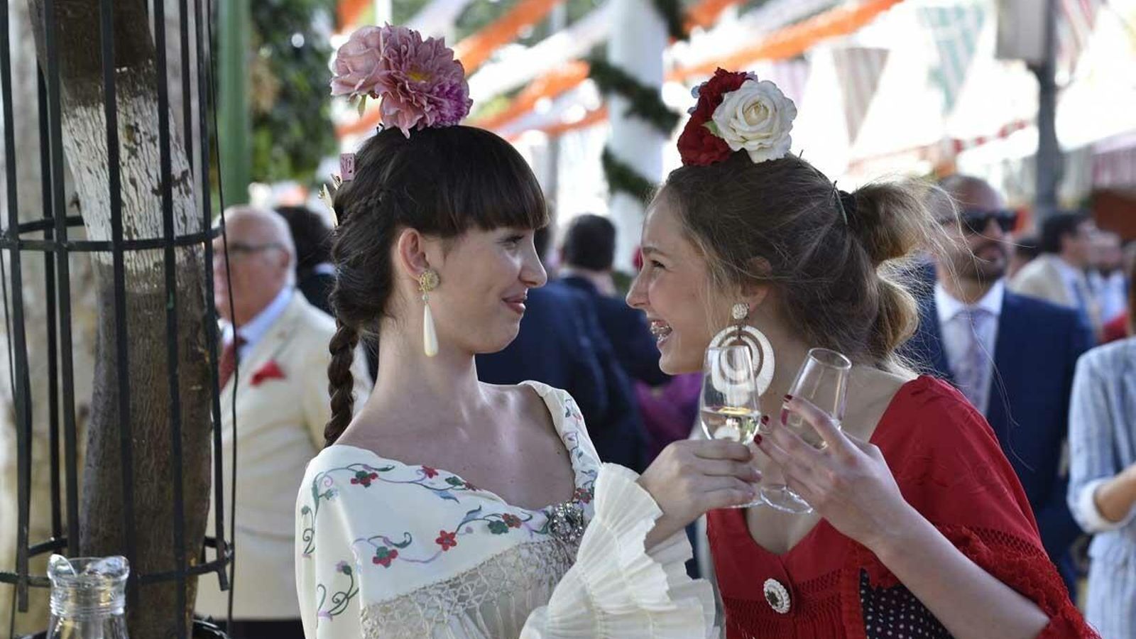 Dos amigas brindan con rebujito en el real de la Feria de Sevilla. Dos amigas brindan con rebujito en el real de la Feria de Sevilla.